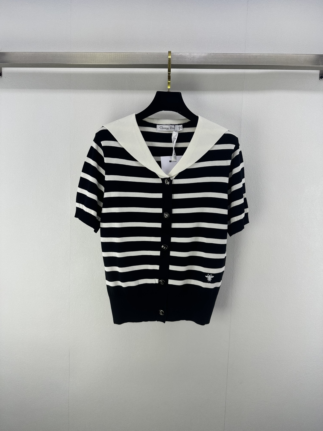 NO:428996,New details on Dio* 25 New summer navy collar striped short sleeves navy collar shawl custom five-pointed star buttons jacquard logo embroidery classic fashion versatile, age-reducing and temperament, full of college style, showing a relaxed tone, the first choice for all seasons fashion outfits!  3 color 3 code SML, dior, T-shirt, shawls, alexander wang19860909Dio*上新细节 25 夏季新款海军领条纹短袖 海军领披肩 定制五角星纽扣 提花logo刺绣经典时尚百搭 减龄又气质 学院风满满 尽显松弛调性 四季时尚穿搭首选！ 3色3码SML,,dior,T-shirt,shawls,alexander wang,Women's clothing