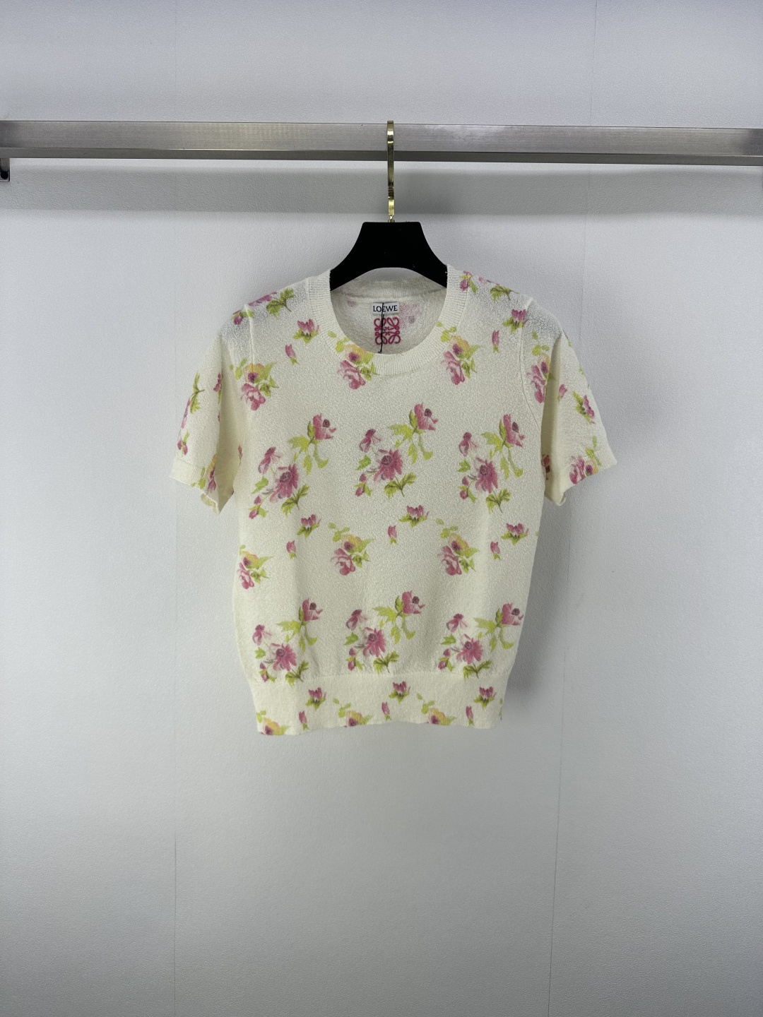 NO:429008,New details on Loew* 25 New summer knitted round neck short sleeves Floral contrasting color design Classic logo embroidery pattern embellishment on the back High-end light luxury style 2 colors 3 codes SML, loewe, T-shirt, alexander wang19860909Loew*上新细节 25 夏季新款针织圆领短袖 花卉撞色设计 后背经典logo刺绣图案点缀 高级轻奢风 2色3码SML,,loewe,T-shirt,alexander wang,Women's clothing