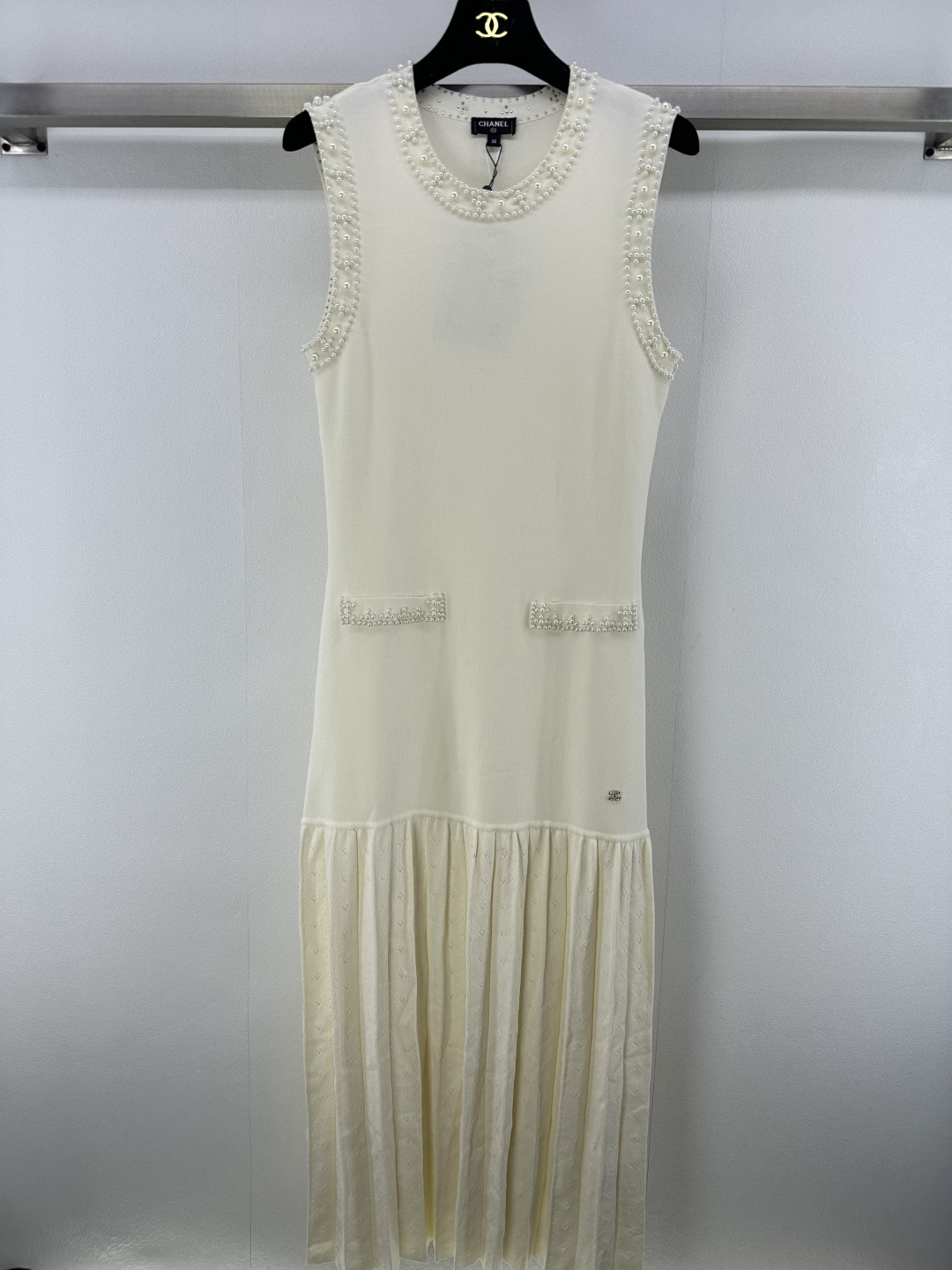 NO:429013,Chane* new details 25 New summer beaded vest dress Customized YB imported silk material Texture gloss smooth and comfortable Vest dress tailoring Vest dress using tailoring and details to enhance the exquisiteness Hem hollow pleated skirt texture design Enclosed neckline decoration Positioning logo buckle Belt outline The waist pleated skirt highlights the brand style Exquisite charm Fashionable 2 colors 3 codes SML, chanel, skirts, alexander wang19860909Chane*上新细节 25 夏季新品钉珠背心连衣裙 定制YB进口丝毛材质 质感光泽 垂顺舒适 背心连衣裙剪裁 通体素色利用剪裁和细节提升精致度 下摆镂空百褶裙纹理设计 领口环绕多排水钻装饰 定位logo饰扣 腰带勾勒曲 收腰百褶裙摆彰显品牌格调 精致魅力 穿搭洋气时髦 2色3码SML,,chanel,skirts,alexander wang,Women's clothing