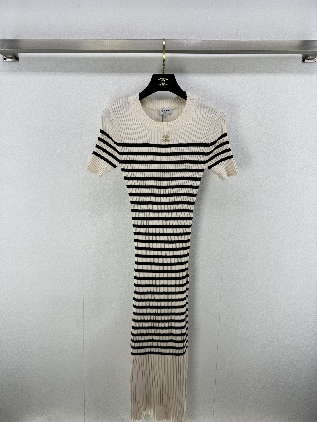 NO:429702,New details on Chane* 25 Spring and Summer Latest Striped Knitted Short Sleeve Skirt!  Customized wool yarn weaving, fixed color and dyeing, perfect restoration of the quality, soft and skin-friendly, comfortable and stylish, short-sleeved skirt tailoring, the collision of two colors of the whole body forms a sense of layering, highlighting the high-end feeling of outfit, matching the chest logo decoration, edge-covering vertical pit strip texture design, allowing simple styles to show their personality and exquisiteness, and the outfit shows a relaxed tone, light luxury and fashionable temperament, single-fitting and layering, the first choice for fashionable outfits in all seasons!  2 color 3 code SML, chanel, skirts, T-shirt, alexander wang19860909Chane*上新细节 25 春夏最新条纹针织短袖裙！定制羊毛纱线织造 定色定染 完美还原品相 柔软亲肤 舒适有型 短袖裙剪裁 通体两色条纹碰撞形成层次感 凸显穿搭高级感 配合胸前logo装饰 包边竖坑条纹理设计 让简单款式穿出个性精致 穿搭尽显松弛调性 轻奢时髦气质 单穿叠穿均可 四季时尚穿搭首选！ 2色3码SML,,chanel,skirts,T-shirt,alexander wang,Women's clothing