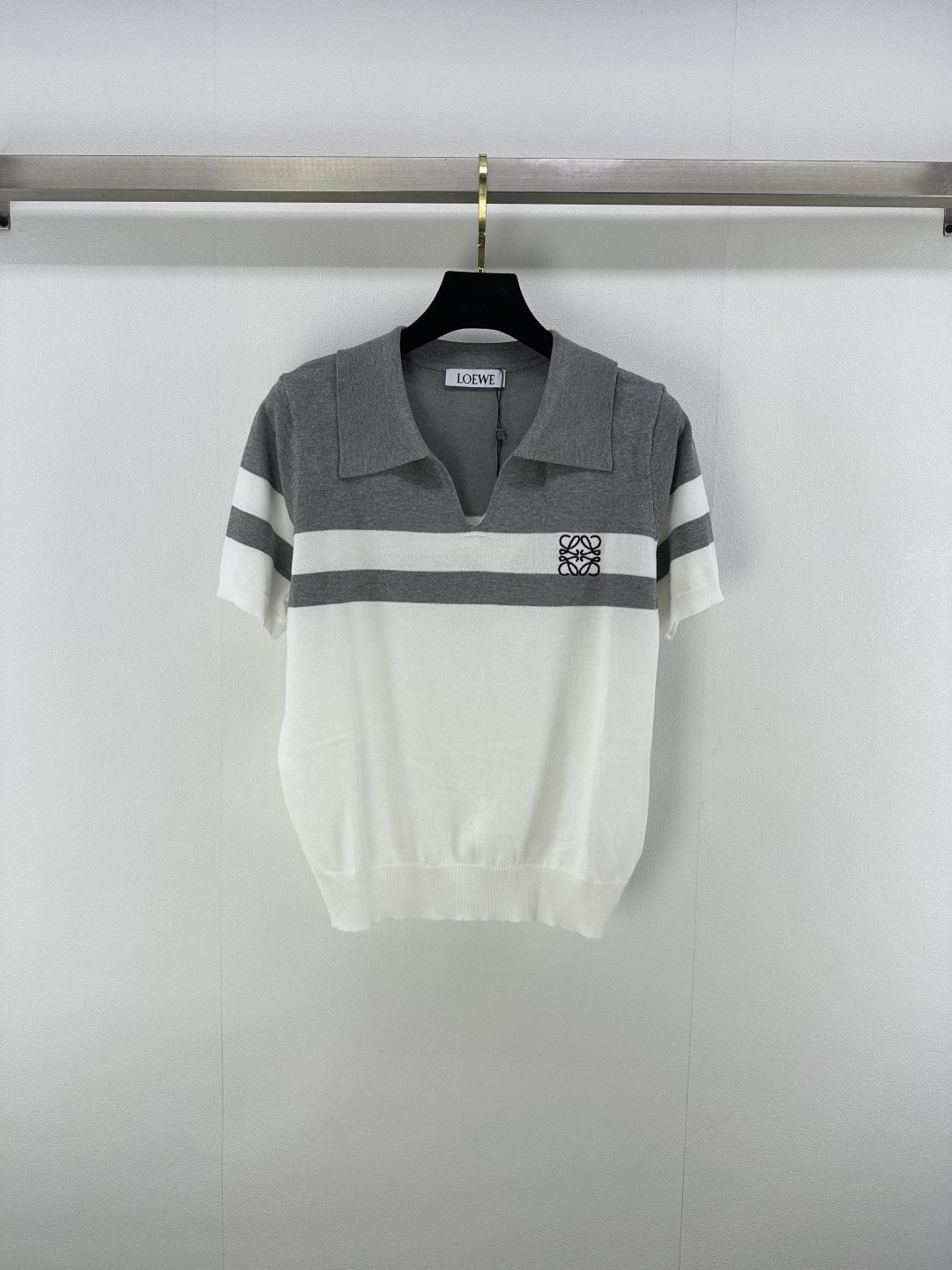 NO:429707,Loew* new details 25 spring and summer new knitted lapel short sleeves classic inter-color striped splicing design brand letter embroidery logo logo jacquard contrast embellishment classic fashionable commuting versatile 2 colors 3 codes SML, loewe, T-shirt, alexander wang19860909loew*上新细节 25 春夏新款针织翻领短袖 经典间色条纹拼接设计 品牌字母刺绣logo徽标提花撞色点缀 经典时髦通勤百搭 2色3码SML,,loewe,T-shirt,alexander wang,Women's clothing