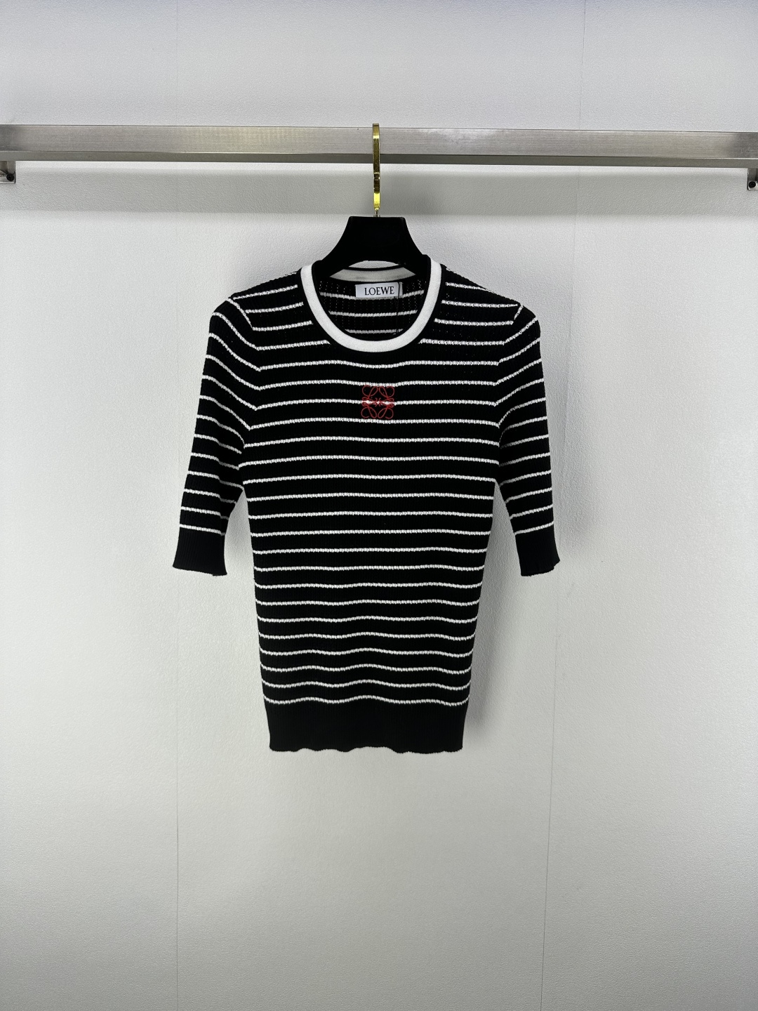 NO:429712,Loew* New Details 25 Spring and Summer Latest Letter Embroidery Striped Knitted Mid-Sleeve Short Sleeve!  Customized YB silk wool yarn wool is soft and comfortable, fashionable and slimming, and the logo letter embroidery on the chest demonstrates the brand tone. The contrasting stripes all over the body are classic and durable!  2 color 3 code SML, loewe, T-shirt, alexander wang19860909loew*上新细节 25 春夏最新字母刺绣条纹针织中袖短袖！定制YB丝毛纱线织造 柔软舒适 洋气显瘦 胸前标志字母刺绣 彰显品牌调性 通体条纹撞色经典耐看！ 2色3码SML,,loewe,T-shirt,alexander wang,Women's clothing