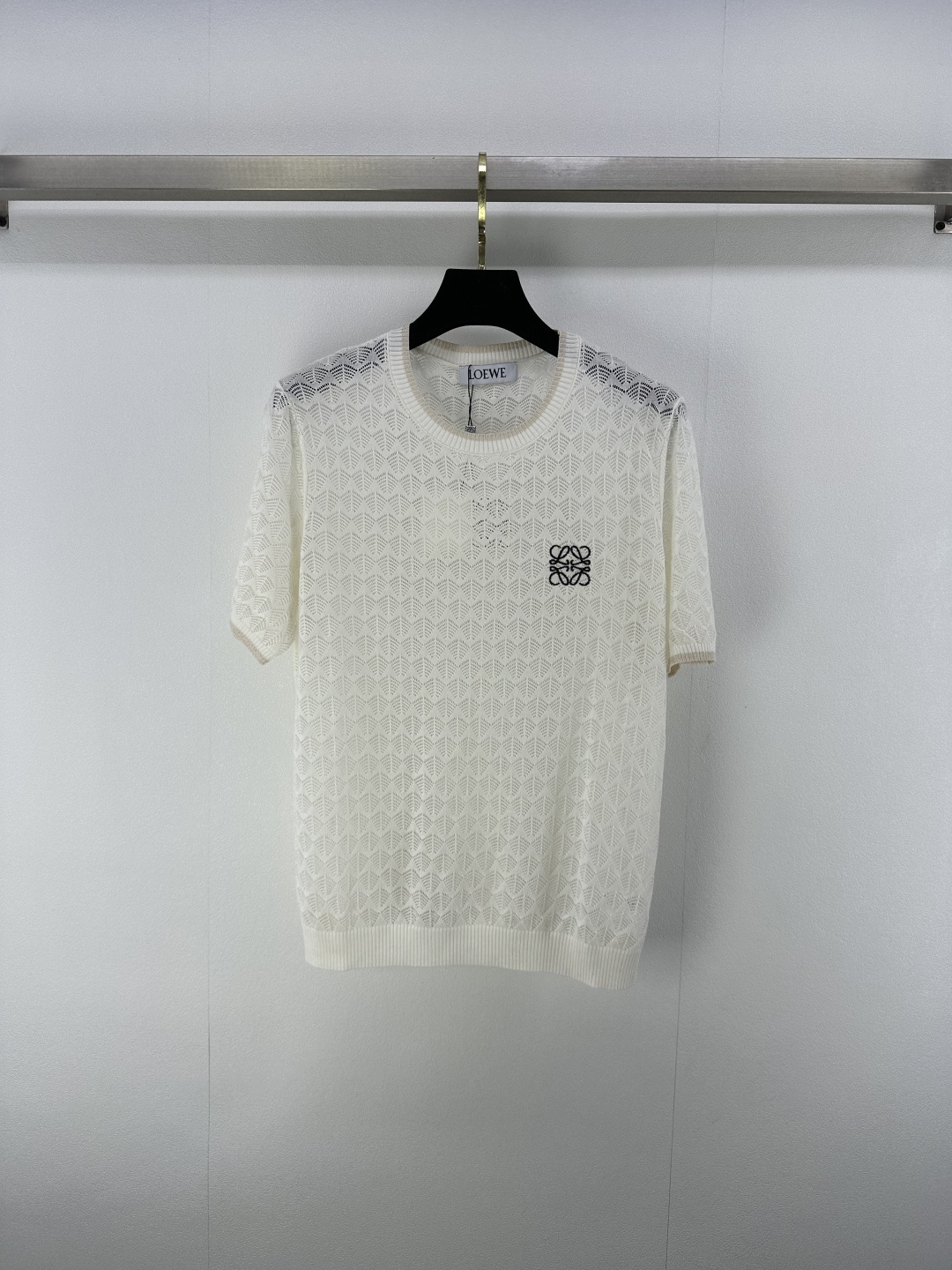 NO:429716,Loew* New details 25 Spring and summer latest hollow round neck short sleeves!  The fabric is delicate and soft, sagging and refreshing, exquisite knitted short-sleeved style, embroidered with letters and logo patterns on the chest, strong retro college style, playful and age-reducing, easy to control when traveling or gatherings!  2 color 3 code SML, loewe, T-shirt, alexander wang19860909loew*上新细节 25 春夏最新镂空圆领短袖！ 面料细腻柔软 垂顺冰爽 精致针织短袖版型 胸前刺绣点缀字母徽标图案 复古学院风格强烈 俏皮减龄显白 日常出行或轻松聚会轻松驾驭！ 2色3码SML,,loewe,T-shirt,alexander wang,Women's clothing