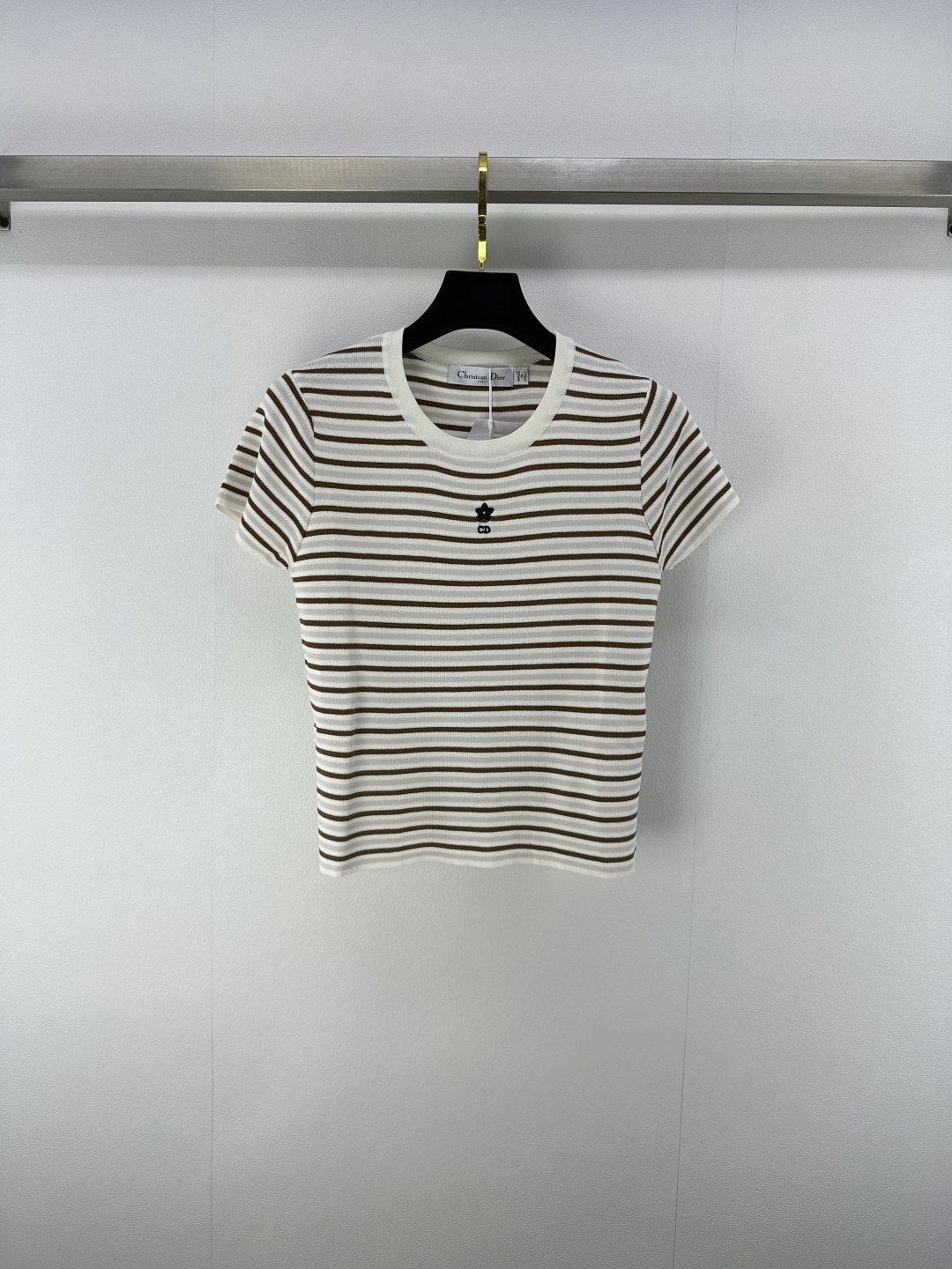 NO:428988,New details on Dio* 25 latest striped knitted round neck short sleeves for summer!  Customized YB silk wool yarn wool is soft and comfortable, fashionable and slim. Embroidery of the little bee on the chest shows the brand tone. The contrasting stripes all over the body are classic and durable!  2 color 3 code SML, dior, T-shirt, alexander wang19860909Dio*上新细节 25 夏季最新条纹针织圆领短袖！定制YB丝毛纱线织造 柔软舒适 洋气显瘦 胸前小蜜蜂刺绣 彰显品牌调性 通体条纹撞色经典耐看！ 2色3码SML,,dior,T-shirt,alexander wang,Women's clothing