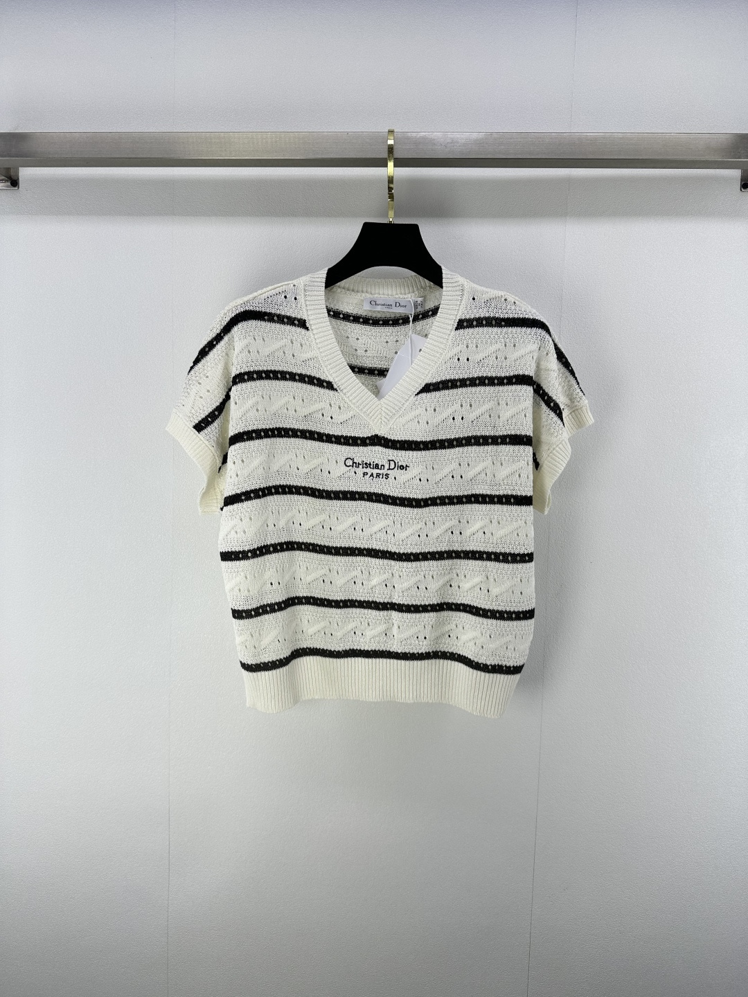 NO:429720,New details on Dio* 25 The latest striped knitted v-neck silver wire hollow vest in summer!  Customized YB silk wool yarn wool is soft and comfortable, fashionable and slimming, and the letter logo embroidery on the chest shows the brand tone. The contrasting stripes all over the body are classic and durable!  versatile and not picky 2 colors 3 codes SML, dior, alexander wang19860909Dio*上新细节 25 夏季最新条纹针织v领银丝镂空背心！定制YB丝毛纱线织造 柔软舒适 洋气显瘦 胸前字母logo刺绣 彰显品牌调性 通体条纹撞色经典耐看！百搭不挑人 2色3码SML,,dior,alexander wang,Women's clothing