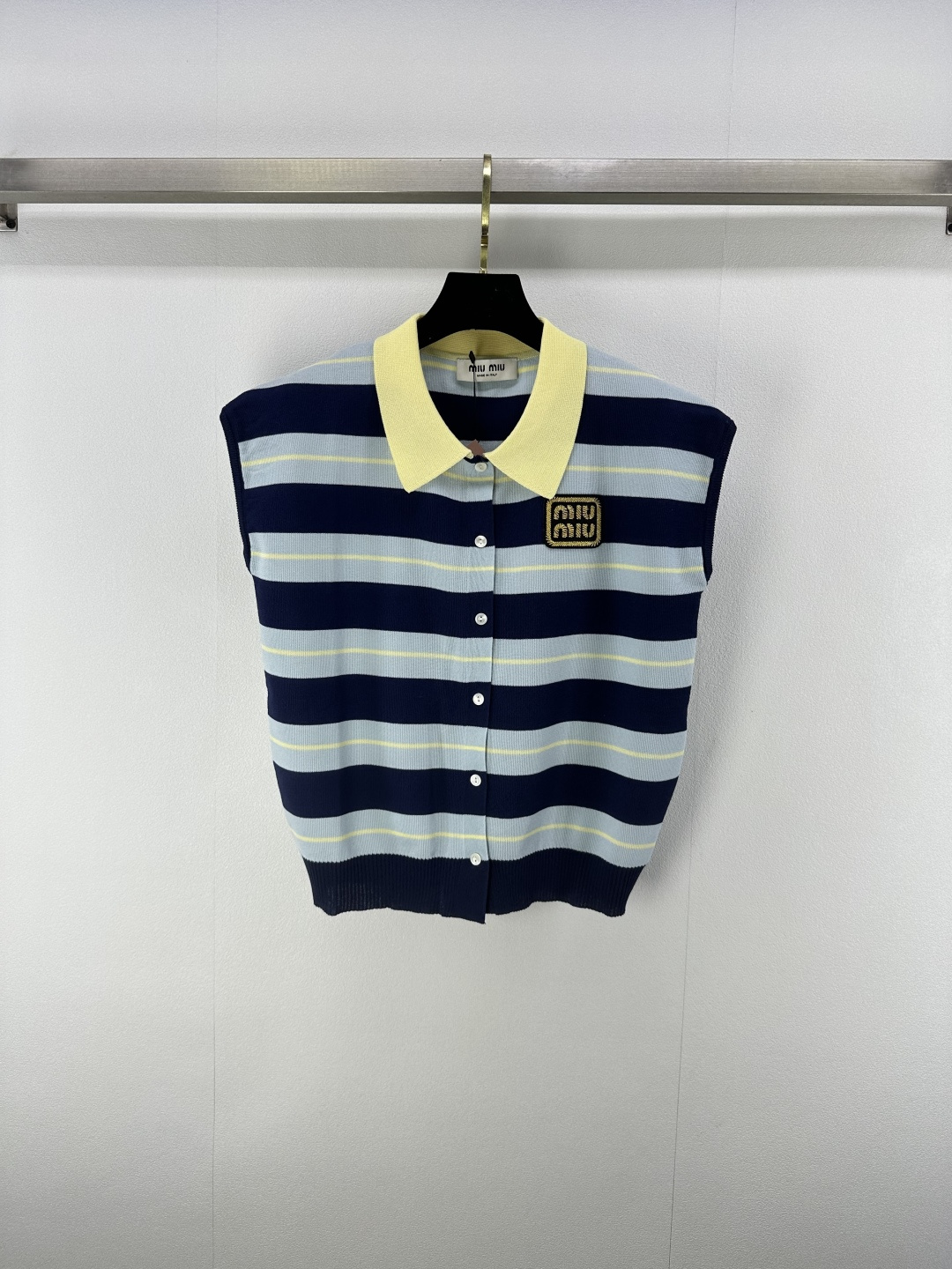 NO:429725,Miumi* new details 25 New summer striped knitted lapel cardigan vest Navy contrasting stripes classic and retro clothes contrasting color design neatly, chest hot stamping logo embellishment knitted texture delicate, simple and reveal brand recognition 2 colors 3 codes SML, miumiu, alexander wang19860909miumi*上新细节 25 夏季新款条纹针织翻领开衫背心 藏青撞色条纹经典又复古 衣身撞色设计利落 胸前烫金 logo 点缀 针织肌理细腻 简约中透着品牌辨识度 2色3码SML,,miumiu,alexander wang,Women's clothing