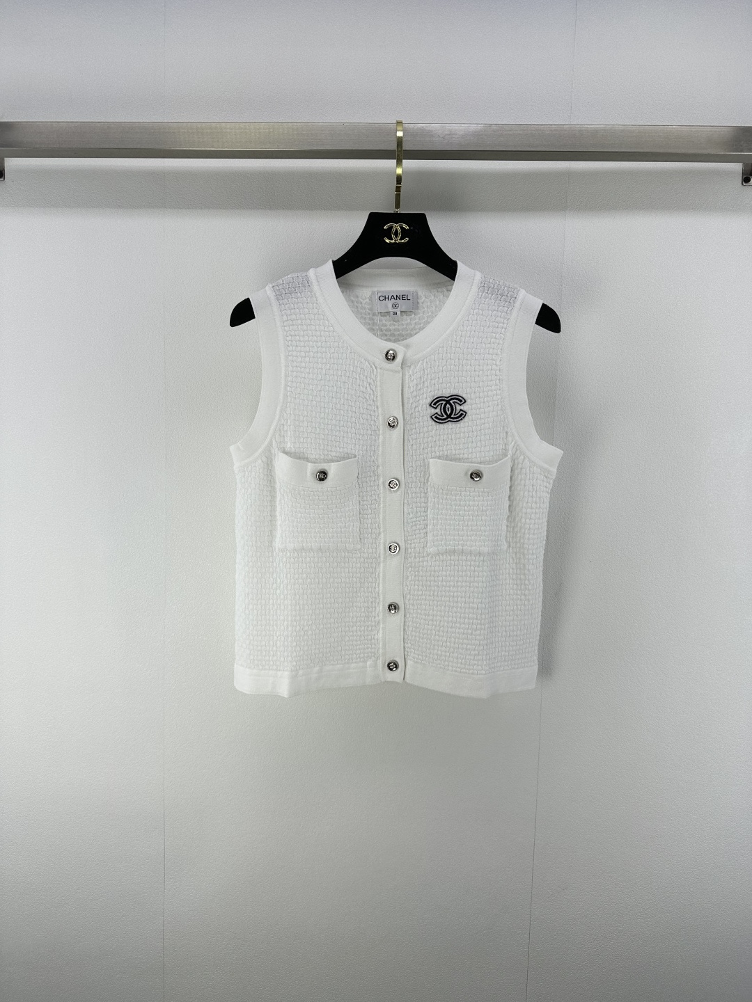 NO:430421,Chane* New Details 25 New Summer Knitted Round Neck Cardigan Vest!  Positioning contrasting logo logo, two-pocket design, the fabric is delicate and the white and rich beauty must be used as a magical tool!  The universal and versatile version is super slim!  The round neck makes the age-reducing girl fashionable and high-end. The imported yarn texture is super comfortable!  Retro girlish temperament!  2 colors 3 codes SML, chanel, alexander wang19860909Chane*上新细节 25 夏季新款针织圆领开衫背心！定位撞色logo徽标 两口袋设计 面料质感细腻.白富美必入神器！万能百搭版型超显瘦！圆领减龄少女时髦又高级.进口纱线质感超舒适！复古少女气质！ 2色3码SML,,chanel,alexander wang,Women's clothing