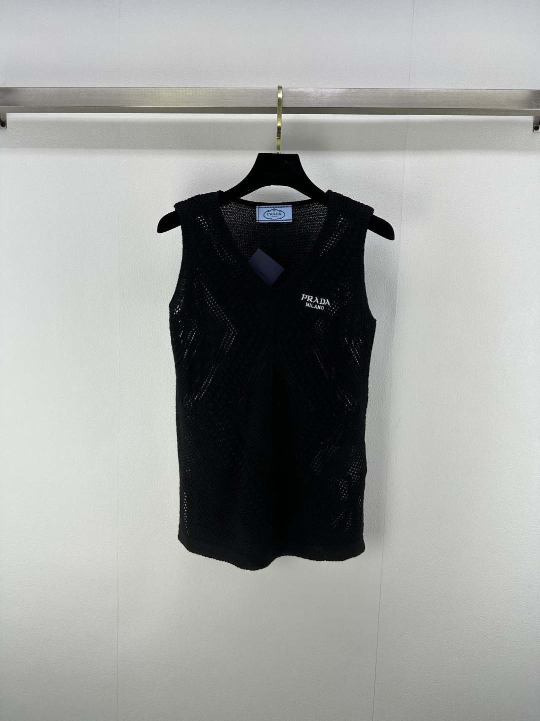 NO:429752,New details on Prad* 25 New summer v-neck hollow textured vest!  The embroidered letter logo on the chest, the slit design of the clothes hem, the daily commuting outfit is very eye-catching, the fresh color matching is high-end and fashionable!  3 color 3 code SML, prada, alexander wang19860909Prad*上新细节 25 夏季新款v领镂空纹理背心！胸前刺绣字母logo,衣摆开叉设计,日常通勤穿搭特吸睛,清新配色上身高级洋气！ 3色3码SML,,prada,alexander wang,Women's clothing