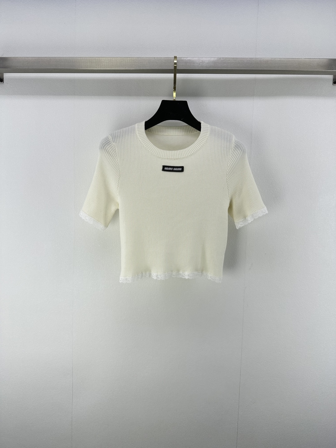 NO:428993,Miumi* new details 25 New summer lace lace knitted short sleeves Customized YB wool yarn wool yarn wool soft and skin-friendly Comfortable and stylish Round neck knitted short sleeve cut Beautify the proportion of head and shoulders Beautify the proportion of the head and shoulders The whole body vertical pit strip texture makes visually slimming more literary Lace lace decoration at the cuff hem Decoration with the letter logo on the chest Retro style Strong regular style Contains the figure Extensive and sweet and fashionable 1 color 3 SML, Miumiu, T-shirt, alexander wang19860909Miumi*上新细节 25 夏季新款蕾丝花边针织短袖 定制YB羊毛纱线织造 柔软亲肤 舒适有型 圆领针织短袖剪裁 美化头肩比例更显瘦 通体竖坑条纹理 视觉显瘦更显文艺 袖口下摆蕾丝花边装饰 配合胸前字母徽标装饰 复古风格强烈 常规版型包容身材 弹力十足甜美洋气 1色3码SML,,miumiu,T-shirt,alexander wang,Women's clothing