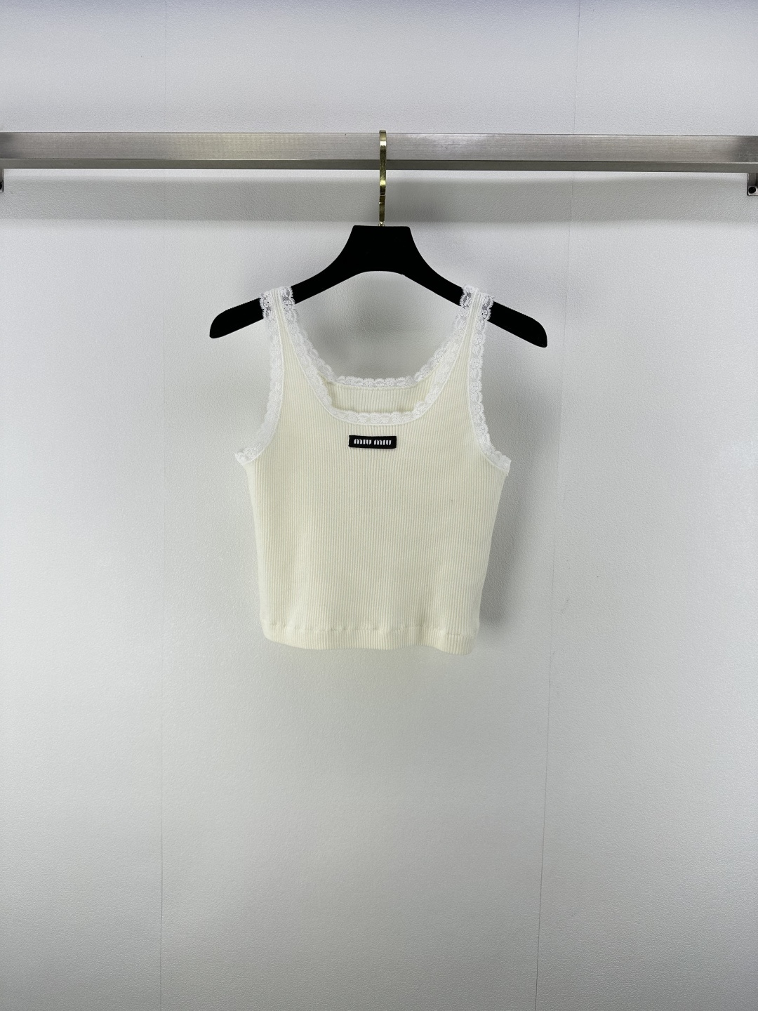 NO:428998,Miumi* new details 25 New summer lace lace knitted vest custom YB wool yarn wool soft and skin-friendly comfortable and stylish u-collar knitted vest cut beautify the proportion of head and shoulders, the whole body vertical pit strip texture makes visual slimming more literary Lace lace decoration at the cuff hem Decoration with the letter logo on the chest, strong retro style, regular style to accommodate body, full of elasticity, sweet and fashionable 1 color, 3 size SML,,miumiu,alexander wang19860909Miumi*上新细节 25 夏季新款蕾丝花边针织背心 定制YB羊毛纱线织造 柔软亲肤 舒适有型 u领针织背心剪裁 美化头肩比例更显瘦 通体竖坑条纹理 视觉显瘦更显文艺 袖口下摆蕾丝花边装饰 配合胸前字母徽标装饰 复古风格强烈 常规版型包容身材 弹力十足甜美洋气 1色3码SML,,miumiu,alexander wang,Women's clothing