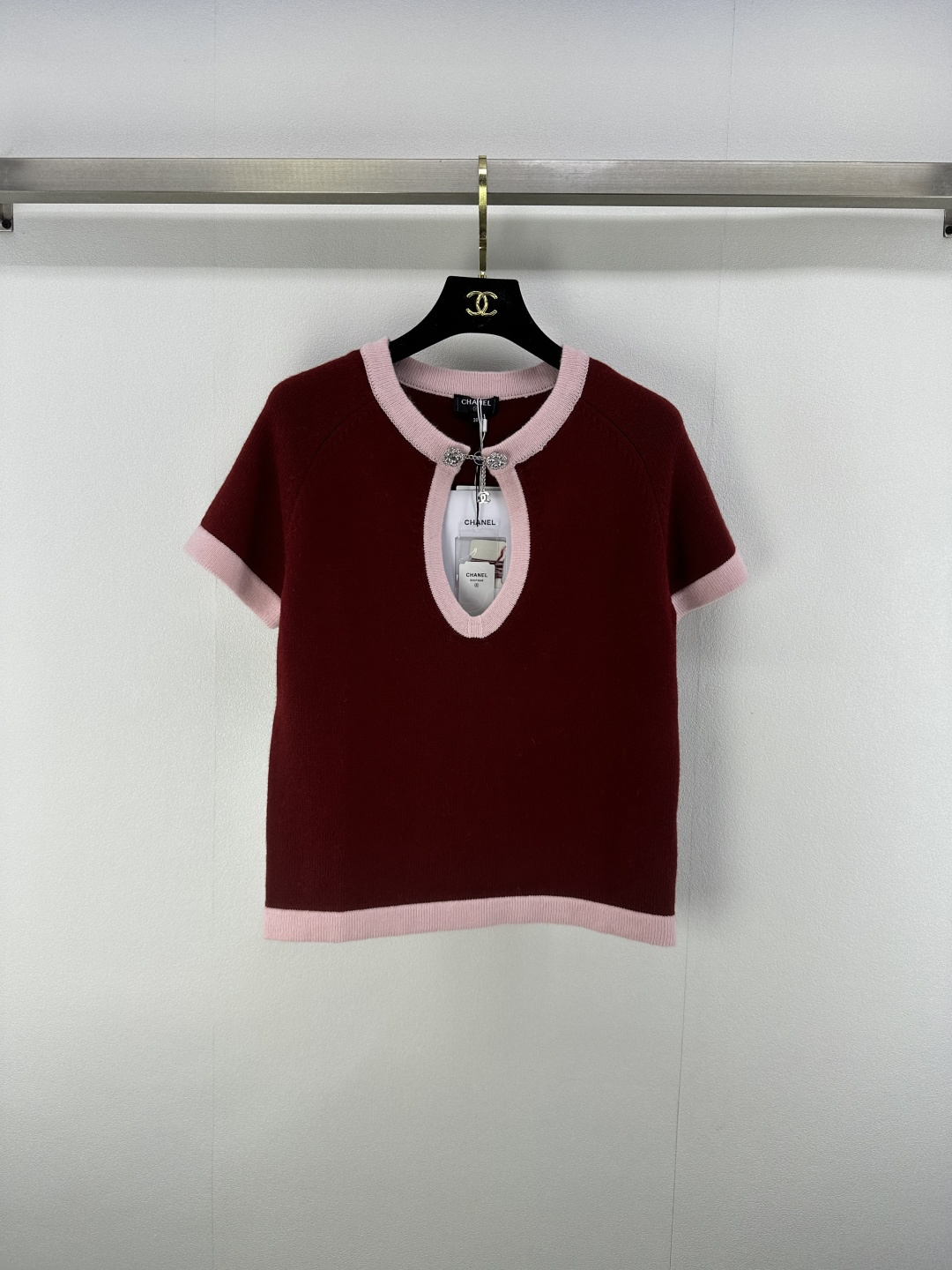 NO:429742,Chane* new details 25 New summer chain short sleeves Customized YB wool yarn weaving Delicate texture Breathable and comfortable Front closure design The neckline is connected by chain double C camellia to add fashionable tone The whole body is integrated into the edge to form a contrasting layering feeling Matched with elastic fabrics to fit the body and make it look slimmer. The versatile style does not pick up the age. The upper body is suitable for age-reducing fashionable style. 4 colors and 3 codes SML, chanel, T-shirt, alexander wang19860909Chane*上新细节 25 夏季新款链条短袖 定制YB羊毛纱线织造 细腻肌理 透气舒适 前襟镂空开叉设计 领口以链条双C山茶花相连 增添时尚调性 通体包边融入 形成撞色层次感 搭配弹性十足的面料 贴合身型更显瘦 百搭款式不挑年龄 上身适配减龄时髦风格 4色3码SML,,chanel,T-shirt,alexander wang,Women's clothing