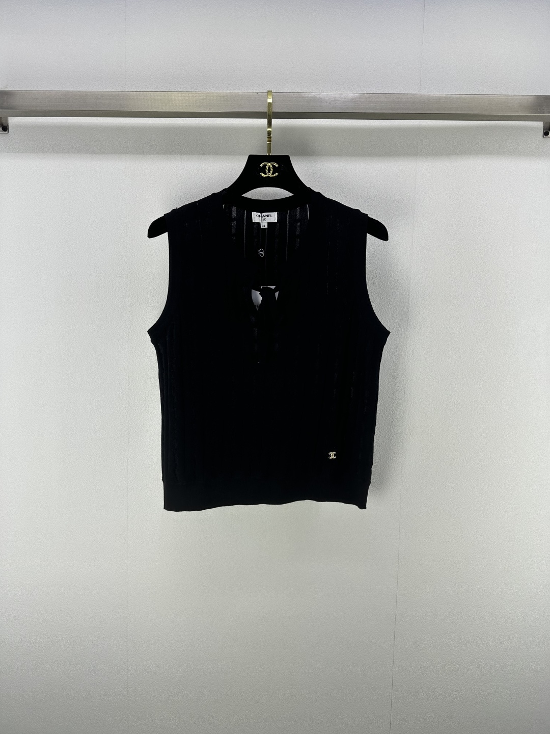 NO:429755,Chane* new details 25 New summer round neck lace-up hollow vest, hem logo buckle embellishment, body hollow texture, bow lace design, upper body age-reducing and versatile 3 colors 3 codes SML, chanel, alexander wang19860909Chane*上新细节 25 夏季新款圆领系带镂空背心 下摆logo饰扣点缀 衣身镂空纹理 蝴蝶结系带设计 上身减龄又百搭 3色3码SML,,chanel,alexander wang,Women's clothing