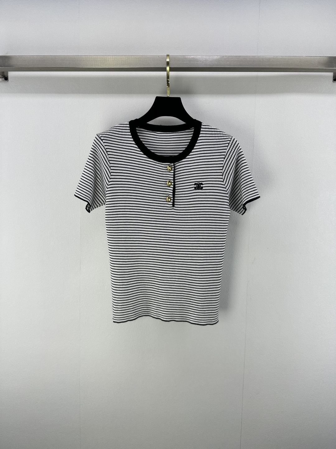 NO:429765,Celin* new details 25 New summer style half-open striped short sleeves Customized yb silk material Elastic and comfortable breathable and easy to wear Half-open short sleeve tailoring Black edging and buttons adjustable front plaque Beautify the head and shoulders proportions to make the whole body look slimmer The two-color striped textures are intertwined Sweet and casual style is strong Showing taste Slim fit style Highlights the figure Playful and age-reducing visual effects More easily controlled during daily travel or party. 1 color 3 SML, celine, T-shirt, alexander wang19860909Celin*上新细节 25 夏季新款半开襟条纹短袖 定制yb蚕丝材质 弹力舒适 透气好穿 半开襟短袖剪裁 黑色包边和纽扣可调节前襟 美化头肩比例更显瘦 通体两色条纹理交织 甜美休闲风格强烈 彰显品味 修身版型 突显身材 风格俏皮减龄 视觉效果更丰富 日常出行或聚会轻松驾驭 . 1色3码SML,,celine,T-shirt,alexander wang,Women's clothing