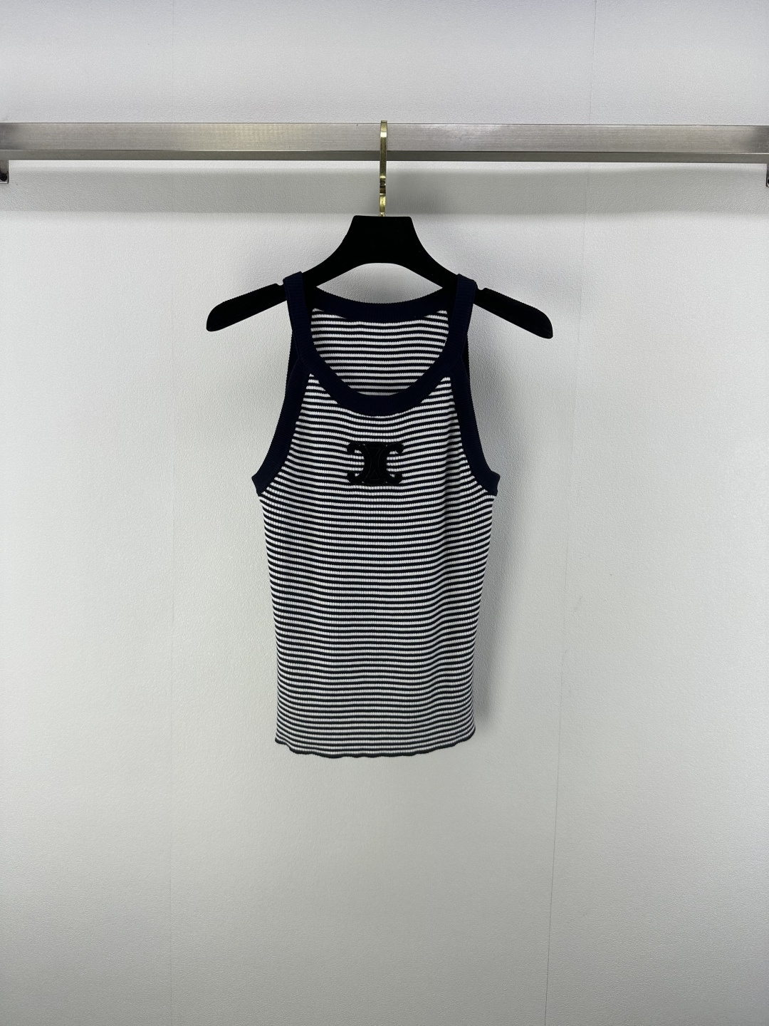 NO:429760,Celin* New details 25 Spring and summer new versatile slim fit and slim striped neck hot girl vest, the color striped design is amazing!  The imported customized original fabric feels great!  Arc de Triomphe logo embroidery is low-key and luxurious. The hot girl is high-end and fashionable. The classic style looks slim and versatile. 1 color and 3 size SML, celine, alexander wang19860909Celin* 上新细节 25 春夏新款百搭修身显瘦条纹挂脖辣妹背心 间色条纹设计修身版型绝绝子！进口定制原版面料手感超赞！凯旋门logo刺绣低调奢华.辣妹气质少女高级又时髦,经典版型上身显瘦又百搭 1色3码SML,,celine,alexander wang,Women's clothing