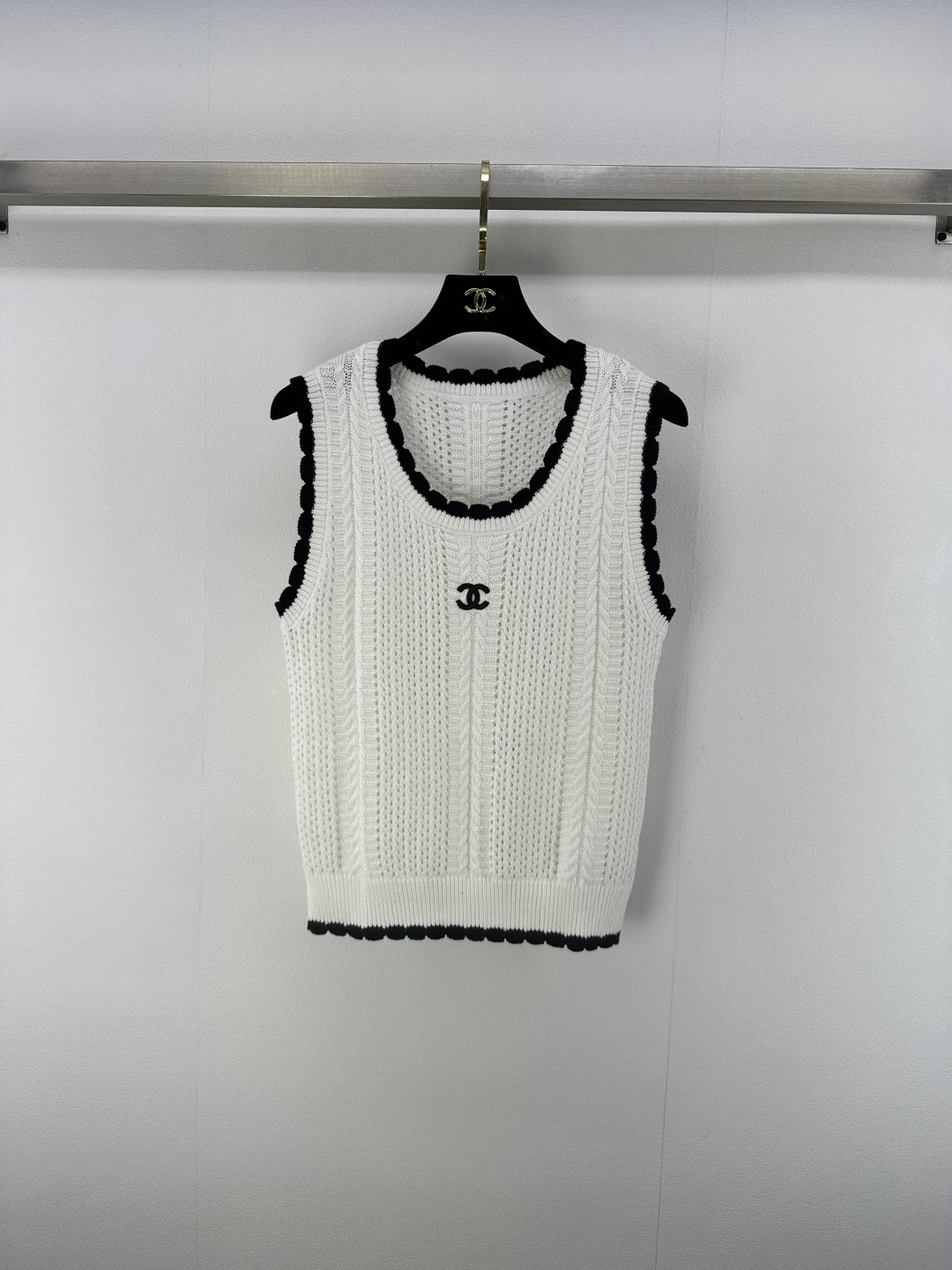 NO:430430,Chane* new details 25 Summer new contrast lace vest, body hollow texture, positioning embroidery logo, classic black and white color matching, youthful and age-reducing, temperament versatile, slim and elastic, versatile, not picky, 2 colors, 3 sizes, SML, chanel, alexander wang19860909Chane*上新细节 25 夏季新款撞色花边背心 衣身镂空纹理 定位刺绣logo 经典黑白配色 上身青春减龄 气质百搭显瘦有弹力 百搭不挑人 2色3码SML,,chanel,alexander wang,Women's clothing