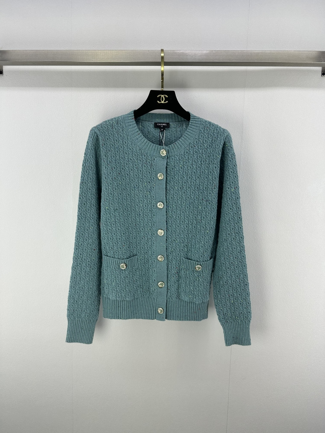 NO:429727,Chane* new details 25A Handicraft workshop series new round neck colored cardigan yb colored yarn two-pocket decoration yb open mold logo hardware button embellishment high-end fashionable and exquisite small fragrance style 3 colors 3 codes SML, chanel, alexander wang19860909Chane*上新细节 25A 手工坊系列新款圆领彩纱开衫 yb彩色纱线 两口袋装饰yb开模logo五金纽扣点缀 高级时髦精致小香风 3色3码SML,,chanel,alexander wang,Women's clothing