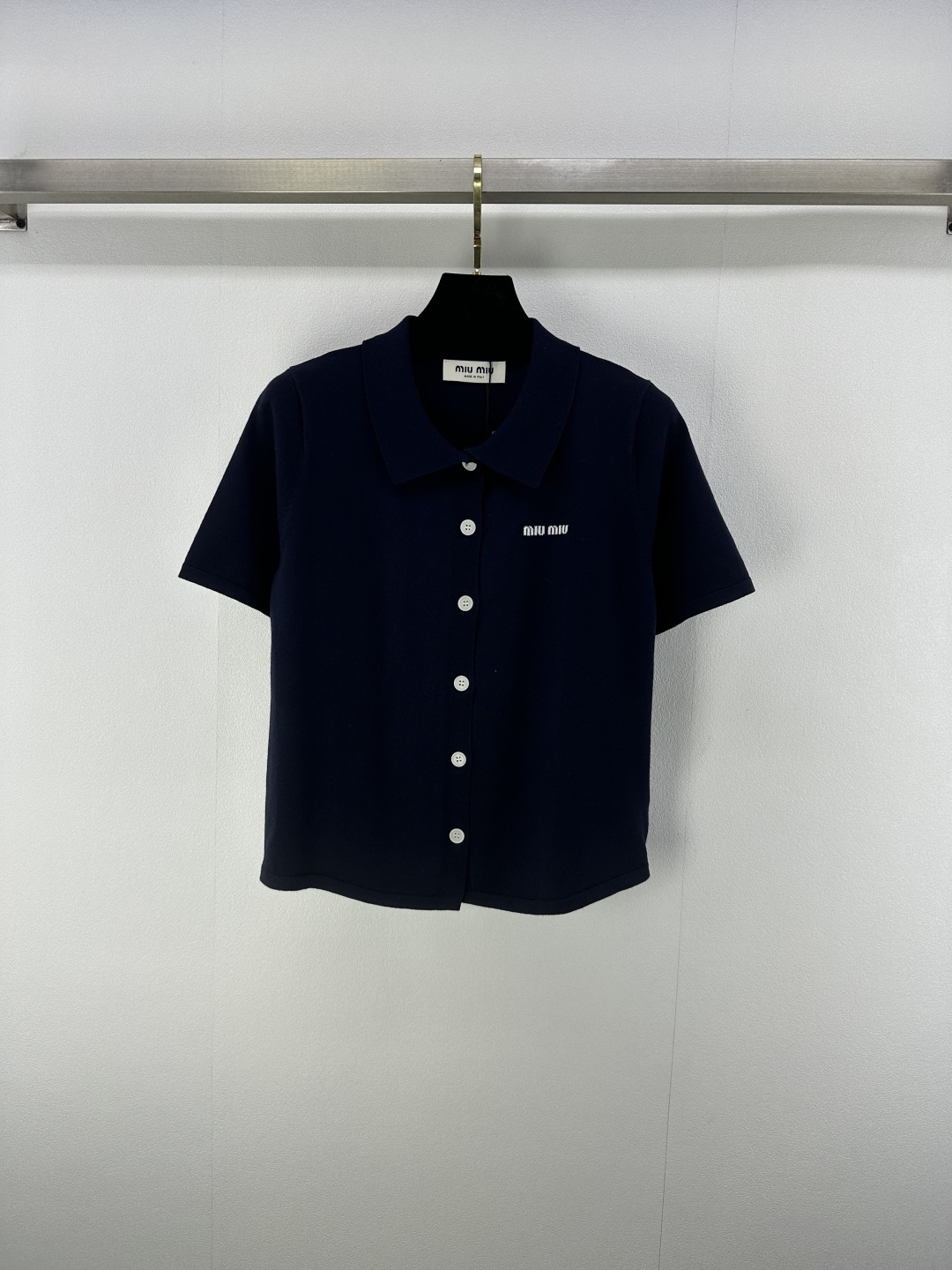 NO:429744,Miumi* new details 25 spring and summer new knitted lapel short-sleeved cardigan classic letter logo contrast jacquard embellishment yb open mold letter logo button decoration classic fashionable and versatile 1 color 3 code SML, miumiu, T-shirt, alexander wang19860909Miumi*上新细节 25 春夏新款针织翻领短袖开衫 经典字母logo撞色提花点缀 yb开模字母logo纽扣装饰 经典时髦百搭 1色3码SML,,miumiu,T-shirt,alexander wang,Women's clothing