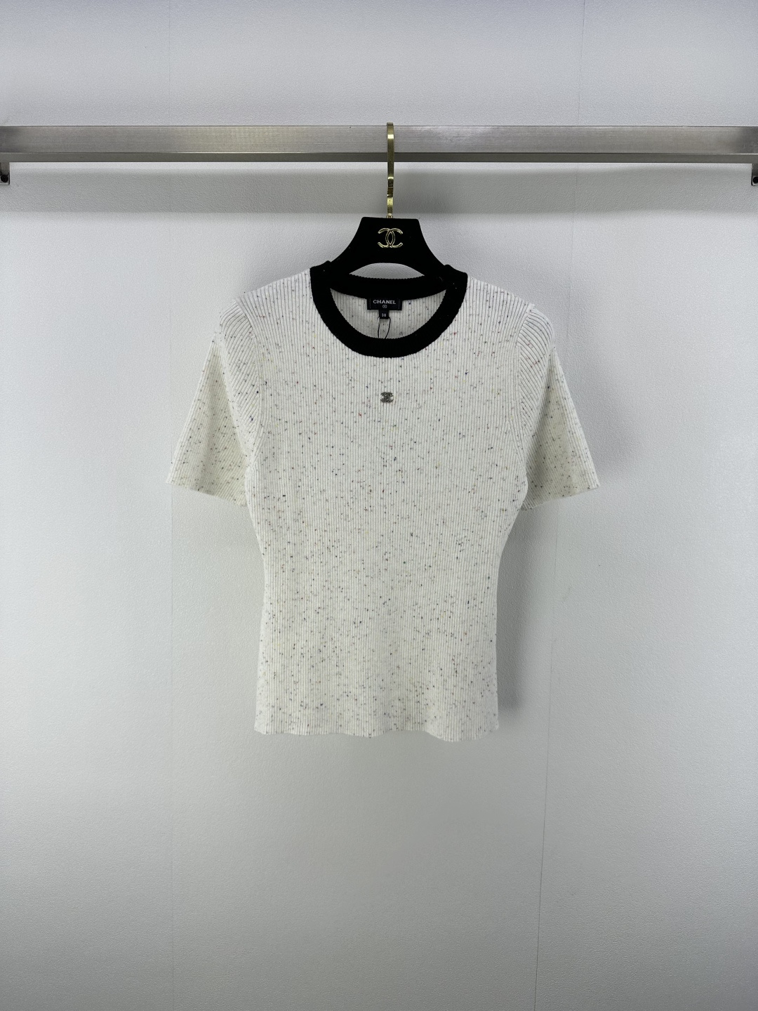 NO:429732,Chane* new details 25 spring and summer new knitted round neck contrasting color short sleeve neckline contrasting color edging yb open mold double closure hardware embellishment waist slimming and delicate versatile 2 colors 3 size SML, chanel, T-shirt, alexander wang19860909Chane*上新细节 25 春夏新款针织圆领撞色短袖 领口撞色包边 yb开模双clogo五金点缀 收腰显瘦精致百搭 2色3码SML,,chanel,T-shirt,alexander wang,Women's clothing