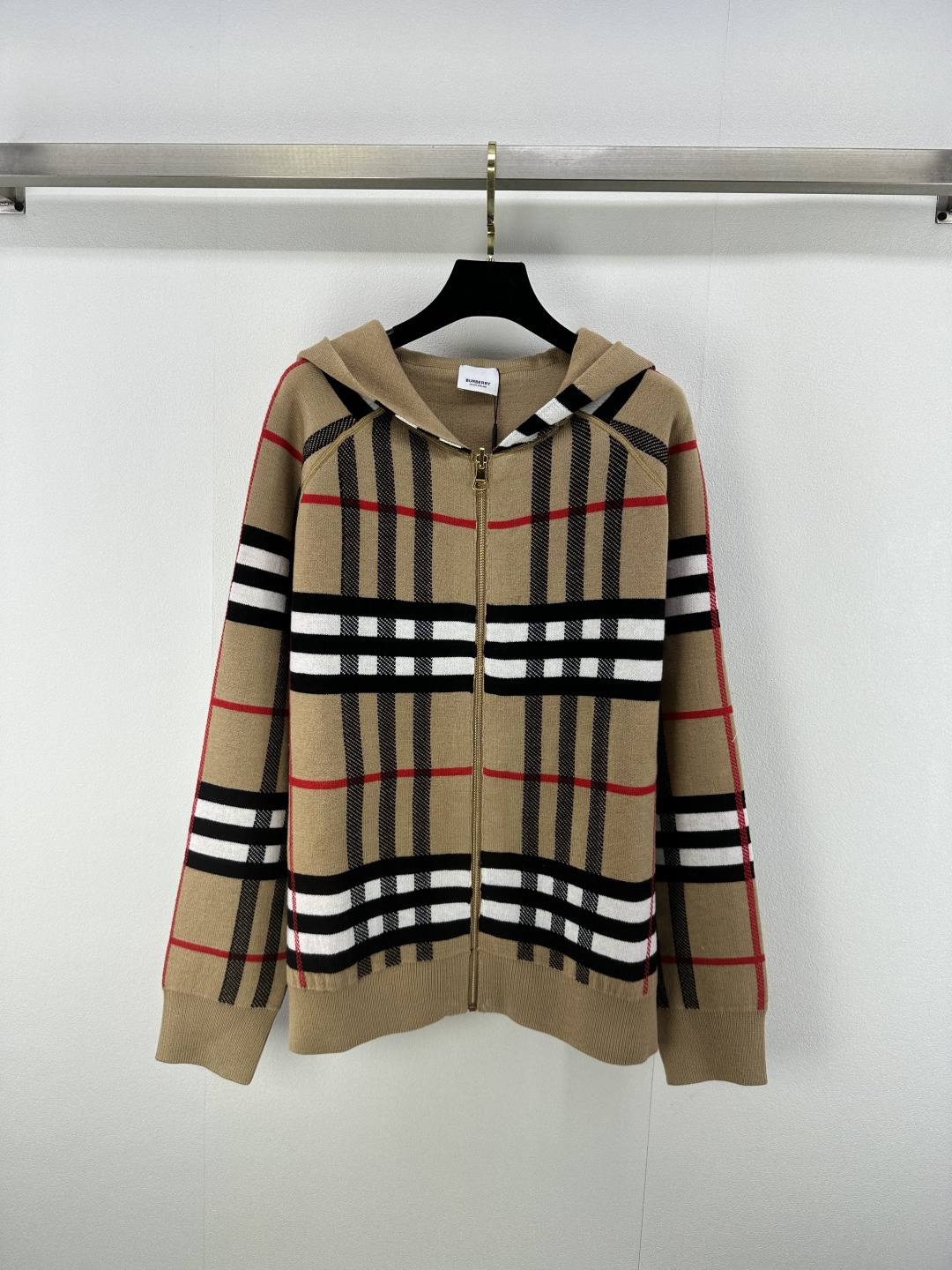 NO:429722,Burberr* New Details 25 Early autumn new double-sided plaid zipper knitted hooded cardigan can be worn both on and off!  One side is solid color back logo jacquard, the other side is classic plaid, switch out dressing for different occasions, use imported high-end custom imported yarn, invincible and practical in autumn and winter, high-end and versatile 2 colors and 3 codes SML, burberry, hats, alexander wang19860909Burberr*上新细节 25 早秋新款双面穿格纹拉链针织连帽开衫 正反都可以穿哦！一面是纯色后背logo提花 另外一面是经典格纹 不同场合切换穿搭 采用进口高端定制进口纱线 秋冬无敌实用,高级又百搭 2色3码SML,,burberry,hats,alexander wang,Women's clothing