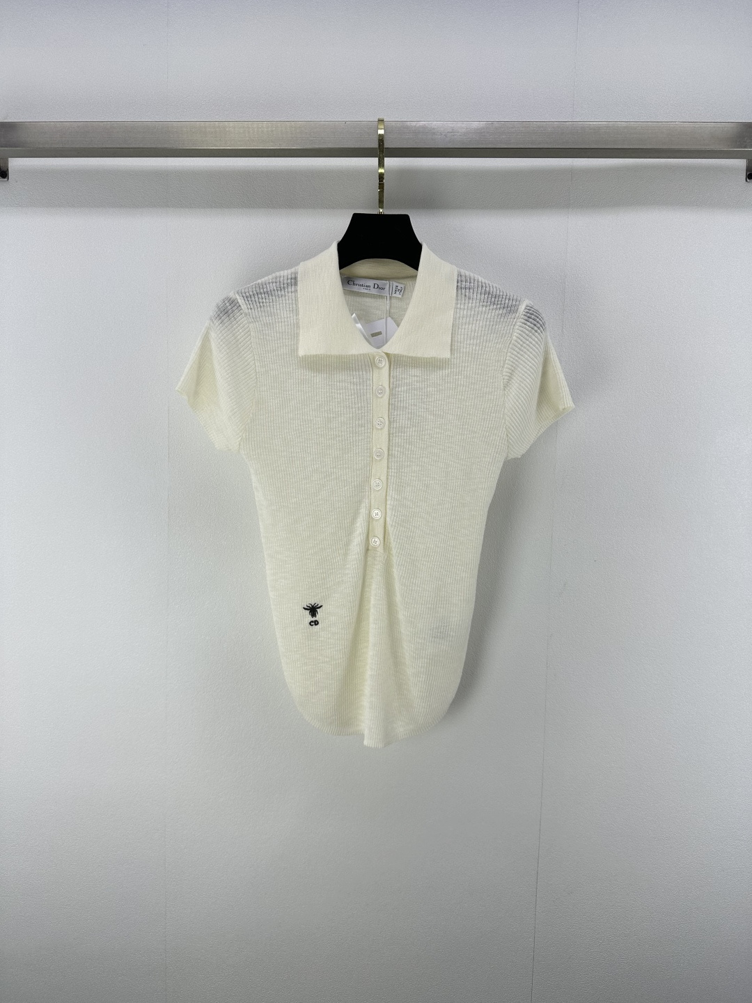 NO:430433,New details on Dio* 25 Spring and Summer Latest Irregular Lapel Short Sleeves!  Summer thin fabrics, irregular curved hem covering flesh to make you look slimming, a must-have item for fashionable hot girls!  Contrast color little bee embroidery decoration, elegant temperament and full score ~ ​​2 color 3 codes SML, dior, T-shirt, alexander wang19860909Dio*上新细节 25 春夏最新不规则翻领短袖！夏日轻薄面料 下摆不规则弧形遮肉显瘦 时髦辣妹必入单品！撞色小蜜蜂刺绣装饰,气质优雅满分～ 2色3码SML,,dior,T-shirt,alexander wang,Women's clothing