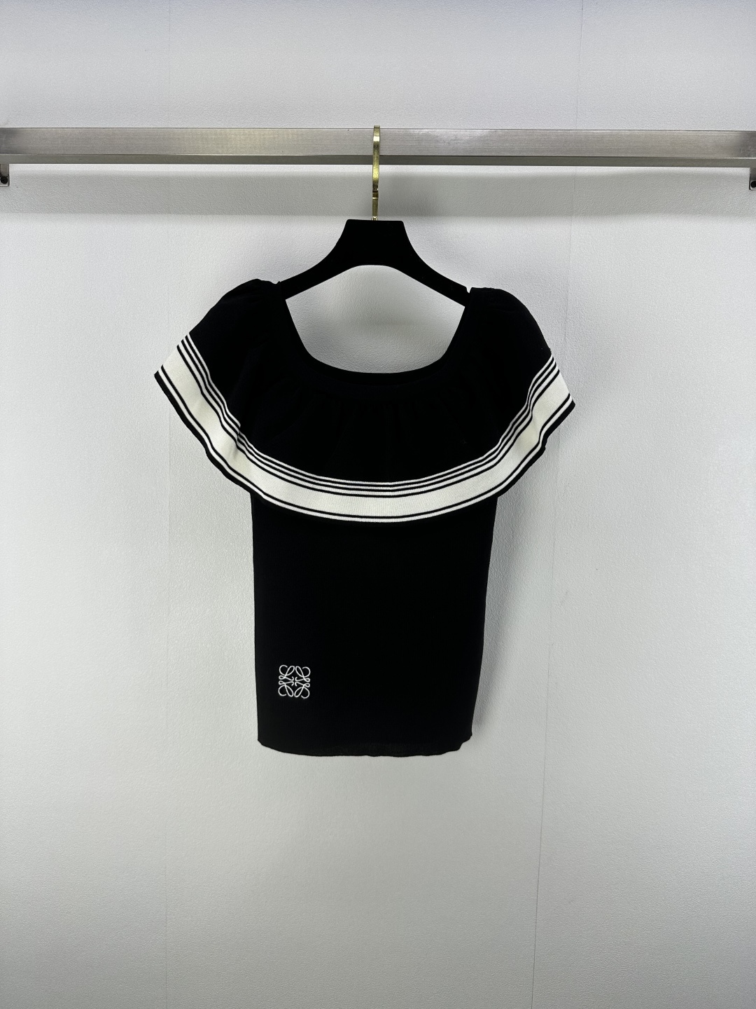 NO:429713,Loew* new details 25 New summer one-shoulder lapel vest custom blended yarn weaving stretch and comfortable breathable Knitted top cut One-shoulder collar fit vest beautify the proportion of head and shoulders, hem outlines logo totem embroidery decoration, strong retro style, lotus leaf lapel atmosphere more elegant and romantic Slim fit style highlights body easily to control every day travel or easy party 3 colors 3 code SML,,loewe,alexander wang19860909loew*上新细节 25 夏季新款一字肩翻领背心 定制混纺纱线织造 弹力舒适 透气好穿 针织上衣剪裁 一字肩领配合背心 美化头肩比例更显瘦 下摆勾勒logo图腾刺绣装饰 复古风格强烈 荷叶翻领氛围感更显优雅浪漫 修身版型 突显身材 日常出行或轻松聚会轻松驾驭 3色3码SML,,loewe,alexander wang,Women's clothing