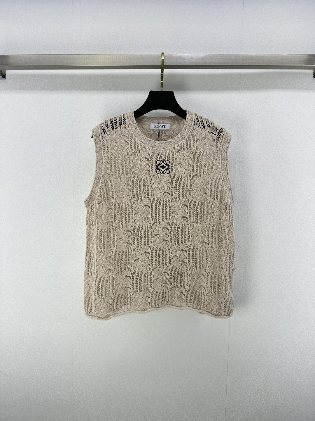 NO:429664,Loew* new details 25 New summer knitted round-neck textured vest, simple and luxurious style, delicate knitted texture, exquisite hollow embellishment, soft and skin-friendly, easy to control various occasions 2 colors 3 codes, loewe, alexander wang19860909loew*上新细节 25 夏季新款针织圆领纹理背心 简约中彰显奢华格调 细腻针织纹理 精致镂空点缀 触感柔软亲肤 轻松驾驭多样场合 2色3码SML,,loewe,alexander wang,Women's clothing