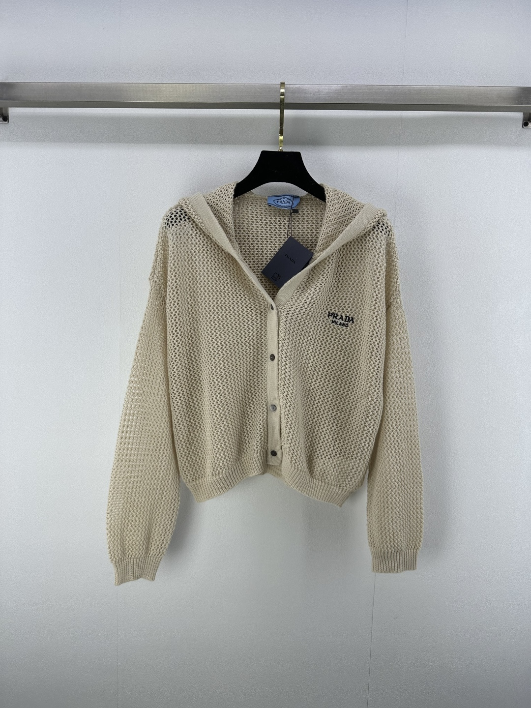 NO:429737,New details on Prad* 25 New summer hooded hollow knitted cardigan long sleeves Small V-neck design is simple everyday without simple positioning logo embroidery. The hollow texture is loose and the style is highly inclusive!  1 color 3 code SML, prada, hats, alexander wang19860909Prad*上新细节 25 夏季新款连帽镂空针织开衫长袖 小V领设计日常简约而不简单定位logo刺绣 镂空纹理宽松版型包容性强！ 1色3码SML,,prada,hats,alexander wang,Women's clothing