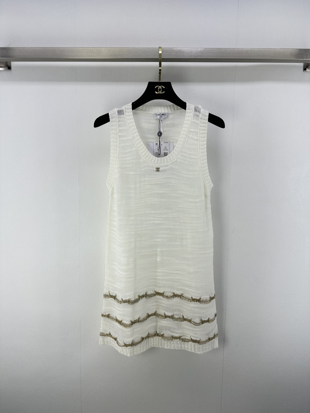 NO:429747,Chane* new details 25A Handicraft Series The latest gold silk knitted vest in spring and summer, customized logo buckle, striped temperament and celebrity girl, comfortable texture and delicate skin-friendly, slim fit and slim, and casual matching is very fashionable and high-end!  2 colors 3 codes SML, chanel, alexander wang19860909Chane*上新细节 25A 手工坊系列 春夏最新金丝针织背心,定制logo饰扣,条纹气质名媛少女,质感舒适亲肤细腻,版型修身显瘦,随意搭配都非常时髦高级！ 2色3码SML,,chanel,alexander wang,Women's clothing