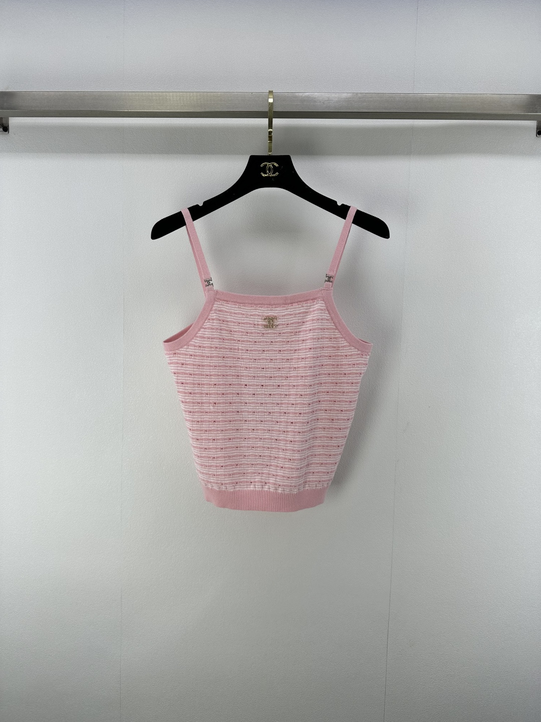 NO:429730,Chane* new details 25 New summer striped knitted suspender vest, exquisite double C logo embellishment, a fusion of brand classic and fashion, delicate knitted, skin-friendly and comfortable, whether it is a single wear to show summer style or a layered sense of coat, it can easily interpret French elegance, adding a touch of luxury to the wardrobe 3 colors and 3 codes SML, chanel, jackets & coats, alexander wang19860909Chane*上新细节 25 夏季新款条纹针织吊带背心 精致双C标志点缀 是品牌经典与时尚的融合 细腻针织 亲肤舒适 无论是单穿展露夏日风情 还是搭配外套打造层次感都能轻松诠释法式优雅 为衣橱增添一抹奢华格调 3色3码SML,,chanel,jackets & coats,alexander wang,Women's clothing