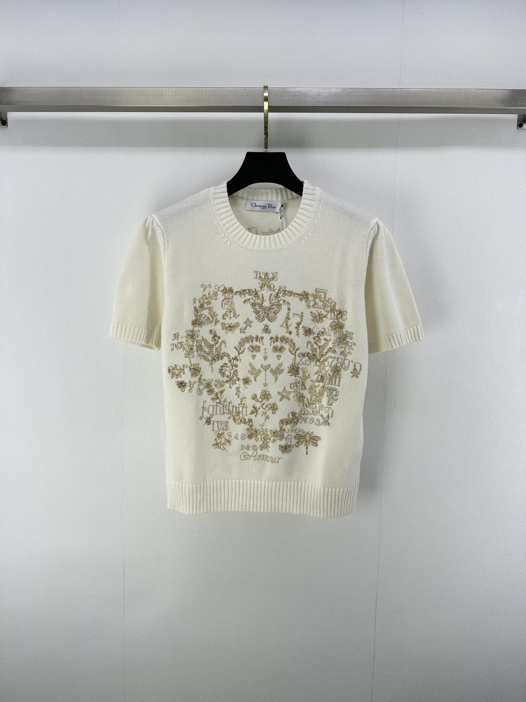 NO:430412,Dio* New Details 25 Spring and Summer New Gold Wire Butterfly Embroidered Cashmere Short Sleeve!  The original imported cashmere yarn is of excellent quality!  Combining plants and animals with golden silk embroidery craftsmanship is super beautiful. Luxury high-end items, classic round neck versatile style, elegant and age-reducing girlish style 1 color 3 code SML, dior, T-shirt, alexander wang19860909Dio* 上新细节 25 春夏新款金丝蝴蝶刺绣羊绒短袖！原版进口羊绒纱线质量超赞！融合植物和动物金丝刺绣工艺超美.奢华高级单品,经典圆领百搭版型气质优雅减龄少女风 1色3码SML,,dior,T-shirt,alexander wang,Women's clothing