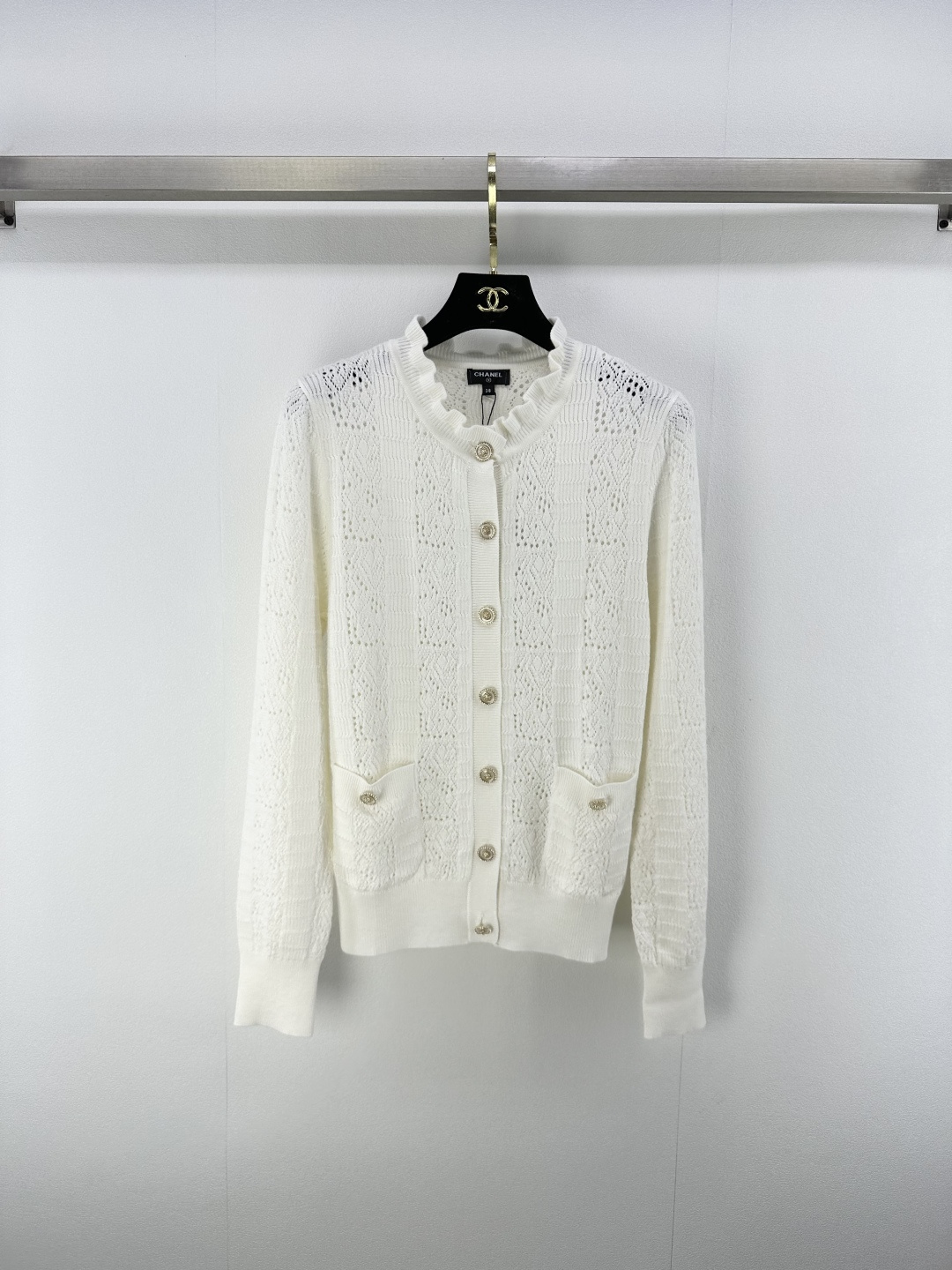 NO:430454,Chane* new details 25A Handicraft New Knitted Ear Ear Cardigan Neck Ear Ear Ear Decoration Two-Pocket Decoration YB Open-Model Tiger Buckle Embellishment High-end Fashionable and Exquisite Little Flavor Style Slim Style Highlights Body Features Highlights of the body Easy to control when traveling or having a relaxing party 2 colors 3 codes SML, chanel, alexander wang19860909Chane*上新细节 25A 手工坊新款针织木耳边开衫 领口木耳边装饰 两口袋装饰yb开模老虎扣点缀 高级时髦精致小香风 修身版型 突显身材 日常出行或轻松聚会轻松驾驭 2色3码SML,,chanel,alexander wang,Women's clothing