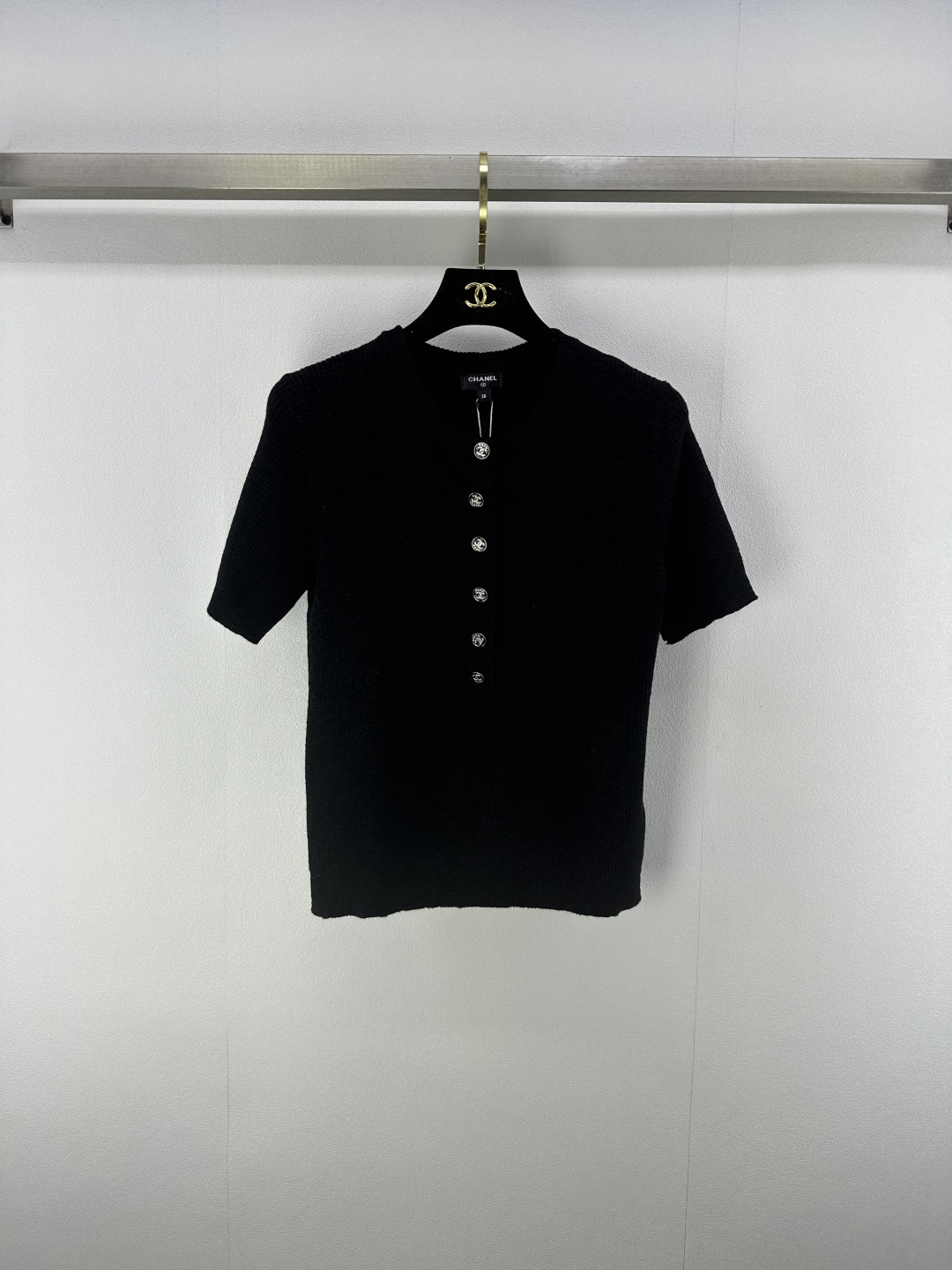 NO:430460,Chane* new details 25m coco beach new knitted round neck short sleeve yb open mold double C letter logo hardware button decoration simple lightweight exquisite and versatile regular style to accommodate body elasticity sweet and fashionable 3 colors and 3 codes SML, chanel, T-shirt, alexander wang19860909Chane*上新细节 25m coco beach 新款针织圆领短袖 yb开模双c字母logo五金纽扣装饰 简约轻薄精致百搭 常规版型包容身材 弹力十足甜美洋气 3色3码SML,,chanel,T-shirt,alexander wang,Women's clothing