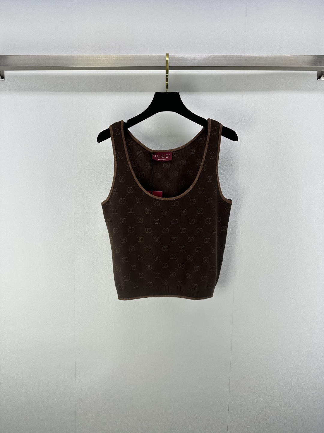 NO:430418,New details on Gucc* 25 Spring and summer new retro jacquard full GG suspender vest, official website synchronized GG three-dimensional wire lifting process is exquisite and fashionable!  The upper body is super elegant!  The classic round neck H-shaped design makes the upper body look slim!  A single item for a young lady with temperament and age reduction. A must-have for white, rich and beautiful girls!  Original custom Swiss woven hook logo 1 color 3 code SML, gucci, alexander wang19860909Gucc*上新细节 25 春夏新款复古提花满幅GG吊带背心,官网同步 GG立体线提工艺精致又时髦！上身超级有气质！经典圆领H版型设计上身巨显瘦！气质名媛少女减龄单品.白富美必入！原版定制瑞士机织勾花logo 1色3码SML,,gucci,alexander wang,Women's clothing