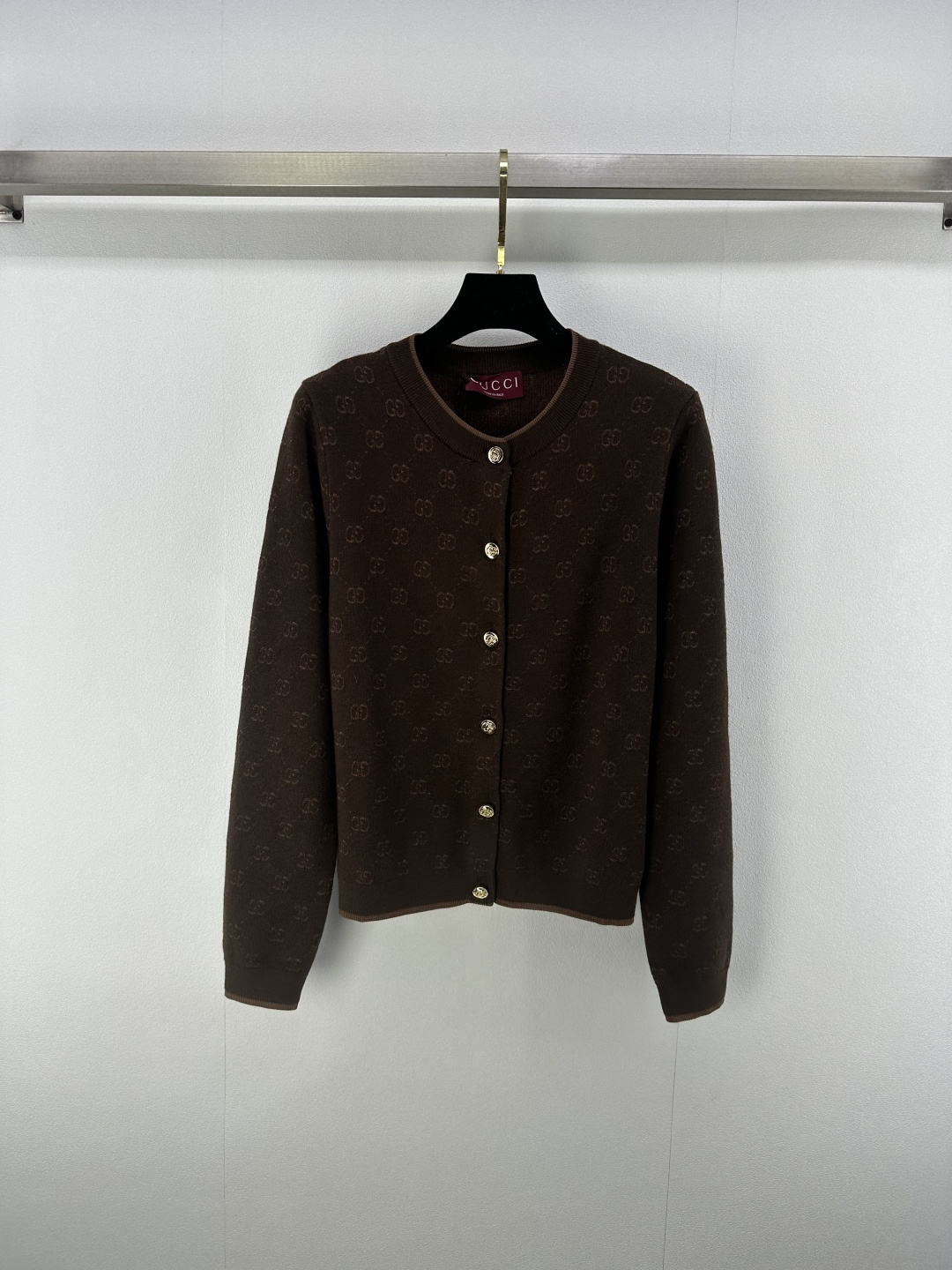 NO:430423,New details on Gucc* 25 Spring and summer new retro jacquard double G round neck cardigan, synchronized on the official website GG three-dimensional wire lifting process is exquisite and fashionable!  The upper body is super elegant!  The classic round neck design makes the upper body look slim!  A single item for a young lady with temperament and age reduction. A must-have for white, rich and beautiful girls!  Original custom Swiss woven hook logo 1 color 3 code SML, gucci, alexander wang19860909Gucc*上新细节 25 春夏新款复古提花双G圆领开衫,官网同步 GG立体线提工艺精致又时髦！上身超级有气质！经典圆领版型设计上身巨显瘦！气质名媛少女减龄单品.白富美必入！原版定制瑞士机织勾花logo 1色3码SML,,gucci,alexander wang,Women's clothing