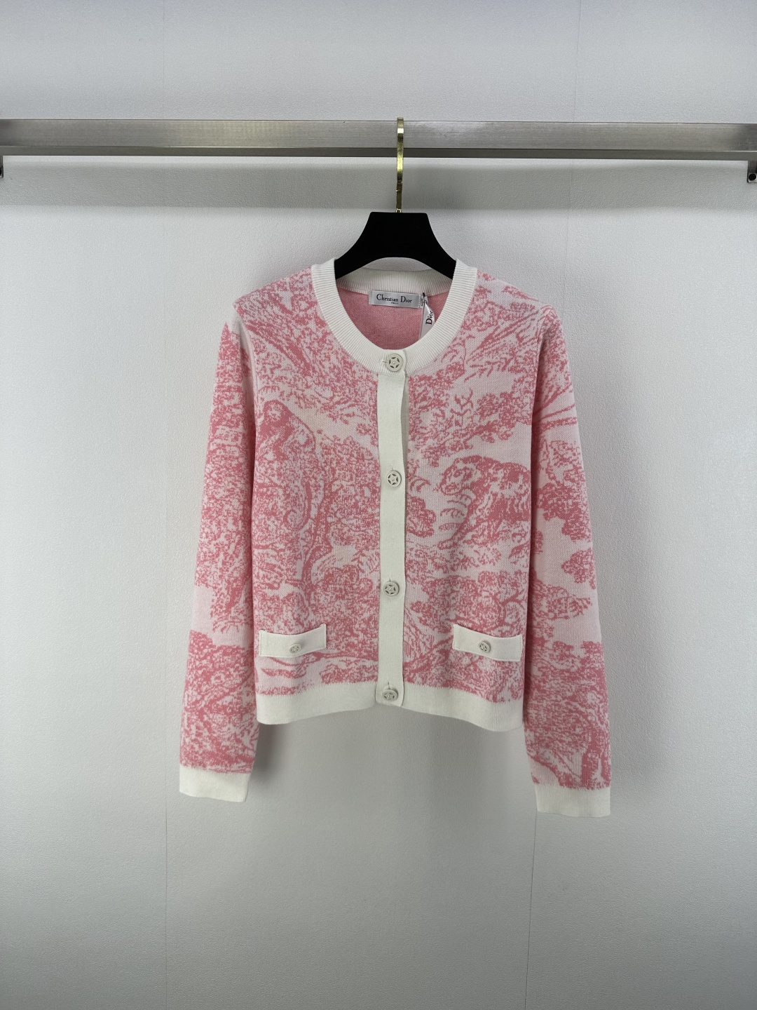 NO:430438,New details on Dio* 25 New summer jacquard animal cardigan Customized YB imported yarn weaving texture high-quality comfortable round neck knitted cardigan cut full of animal and plant natural jacquard pattern neckline sleeve hem thread edge contrast color style playful and fashionable five-pointed star round buckle decoration highlights the brand tone highlights the high-end outfit light luxury fashionable single-fitting and layering can be done in all four seasons fashion outfit 2 colors 3 codes SML, dior, alexander wang19860909Dio*上新细节 25 夏季新品提花动物开衫 定制YB进口纱线织造 质感高级舒适 圆领针织开衫剪裁 通体满铺动植物自然丛林元素提花图案 领口袖子衣摆螺纹包边撞色 风格俏皮洋气 五角星圆扣装饰 彰显品牌调性 凸显穿搭高级感 轻奢时髦 单穿叠穿均可 四季时尚穿搭 2色3码SML,,dior,alexander wang,Women's clothing