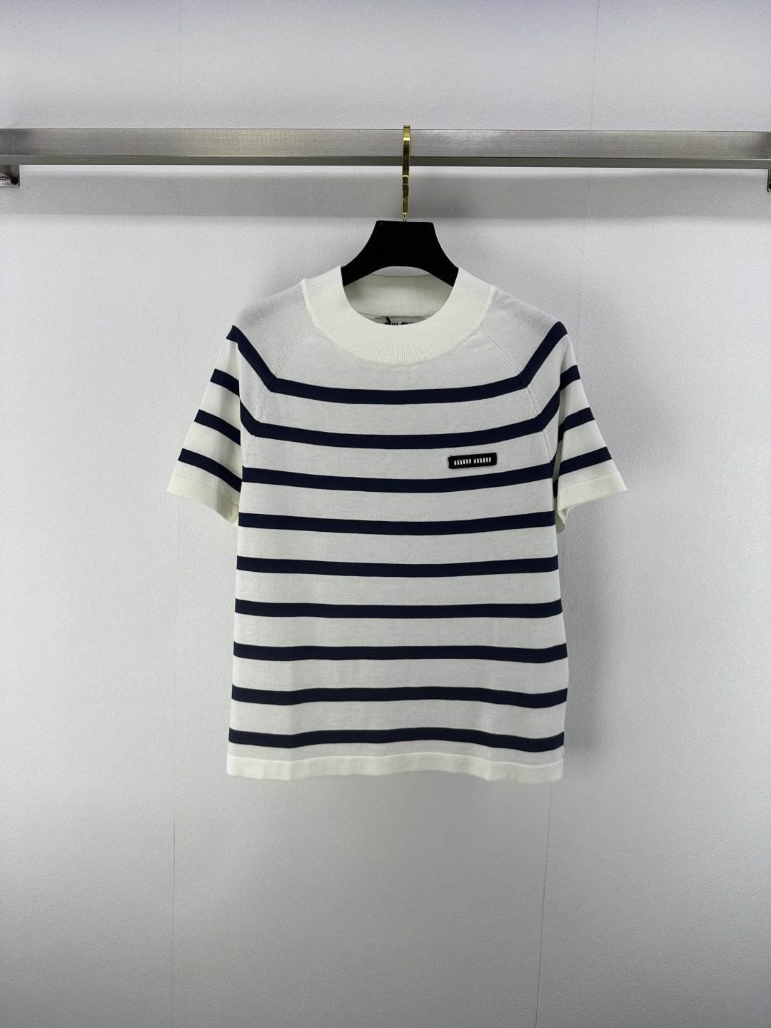 NO:430409,New details on MiuMi* 25 Spring and summer latest contrasting striped round neck knitted short sleeves!  Custom blended yarn weaving, high-quality texture and comfortable, round neck knitted short-sleeved tailoring, large body blue and white stripes intertwined chest with iconic letter logo patterns, highlighting the brand's personality, highlighting the high-end feeling of outfit, elastic texture slimming design, moderate elastic tightness and more refined, and the outfit shows a relaxed tone, light luxury and fashionable temperament!  2 color 3 code SML, miumiu, T-shirt, alexander wang19860909MiuMi*上新细节 25 春夏最新撞色条纹圆领针织短袖！定制混纺纱线织造 质感高级舒适 圆领针织短袖剪裁 大身蓝白条纹交织胸前装点标志性字母徽标图案 彰显品牌个性 凸显穿搭高级感 弹性纹理显瘦设计 松紧适中更显精致 穿搭尽显松弛调性 轻奢时髦气质！ 2色3码SML,,miumiu,T-shirt,alexander wang,Women's clothing