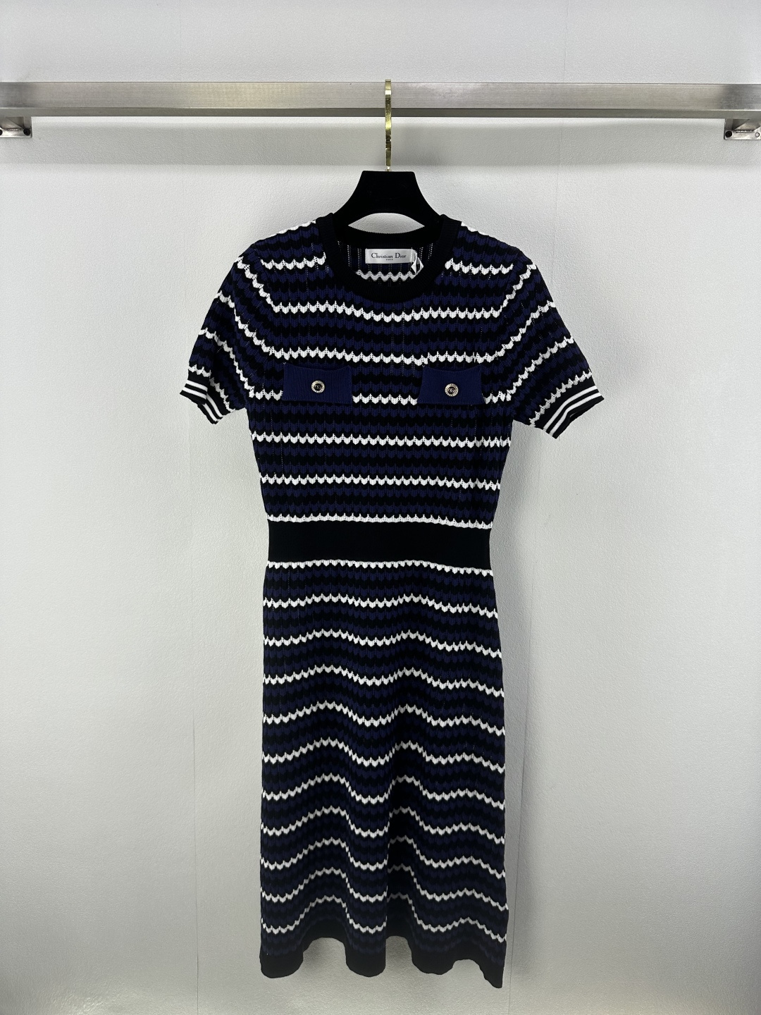 NO:430427,New details on Dio* 25 The new summer wavy short-sleeved dress with three-color contrasting colors and intertwined wavy stripes design is cool and comfortable and full of texture. The upper body is slim and slim, and the elasticity is moderate and more refined. The outfit shows a relaxed tone. The light and luxurious and fashionable temperament!  1 color 3 code SML, dior, skirts, T-shirt, alexander wang19860909Dio*上新细节 25 夏季新款波浪短袖连衣裙三色撞色交织波浪条纹设计冰凉舒适质感满满 上身气质修身显瘦 松紧适中更显精致 穿搭尽显松弛调性 轻奢时髦气质！ 1色3码SML,,dior,skirts,T-shirt,alexander wang,Women's clothing