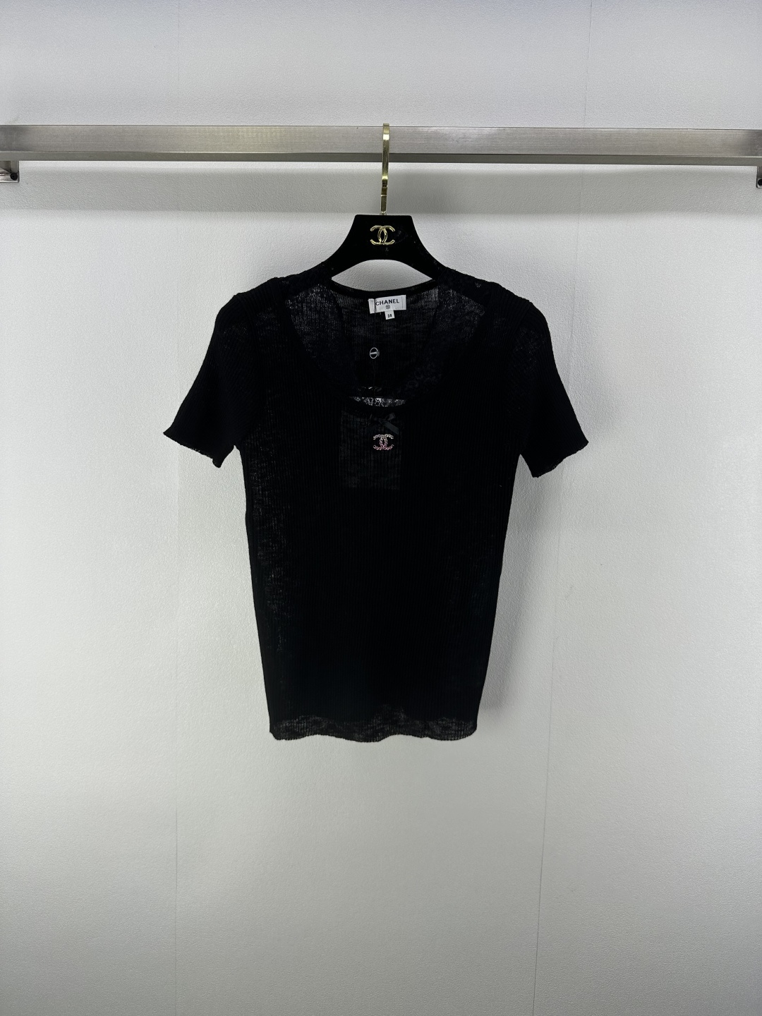 NO:430349,Chane* new details 25 Spring and summer new knitted lace contrasting lace short sleeves fashionable and elegant style exquisite contrasting logo slimming temperament full of sweetness, versatile and not picky 3 colors and 3 sizes SML, chanel, T-shirt, alexander wang19860909Chane*上新细节 25 春夏新款针织蕾丝撞色花边短袖 时髦气质款 精致撞色logo 显瘦气质甜美感爆棚 百搭不挑人 3色3码SML,,chanel,T-shirt,alexander wang,Women's clothing