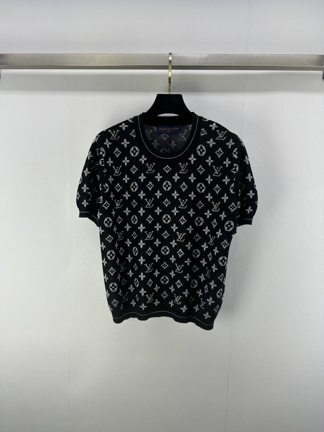 NO:430352,New details on Lv* 25 Spring and summer new heavy-industrial silver silk jacquard short-sleeved full-print logo craftsmanship Ultra-thin fabric comfortable and breathable, essential items for girls Low brightness and bright youthful style strong playful and age-reducing whiteness, easy to control when traveling or relaxing parties 3 colors and 3 codes SML,,louis vuitton,T-shirt,alexander wang19860909Lv*上新细节 25 春夏新款重工银丝提花短袖 满印logo工艺 超薄面料舒适透气性强 女孩必备单品 低明度亮色青春风格强烈俏皮减龄显白 日常出行或轻松聚会轻松驾驭 3色3码SML,,louis vuitton,T-shirt,alexander wang,Women's clothing