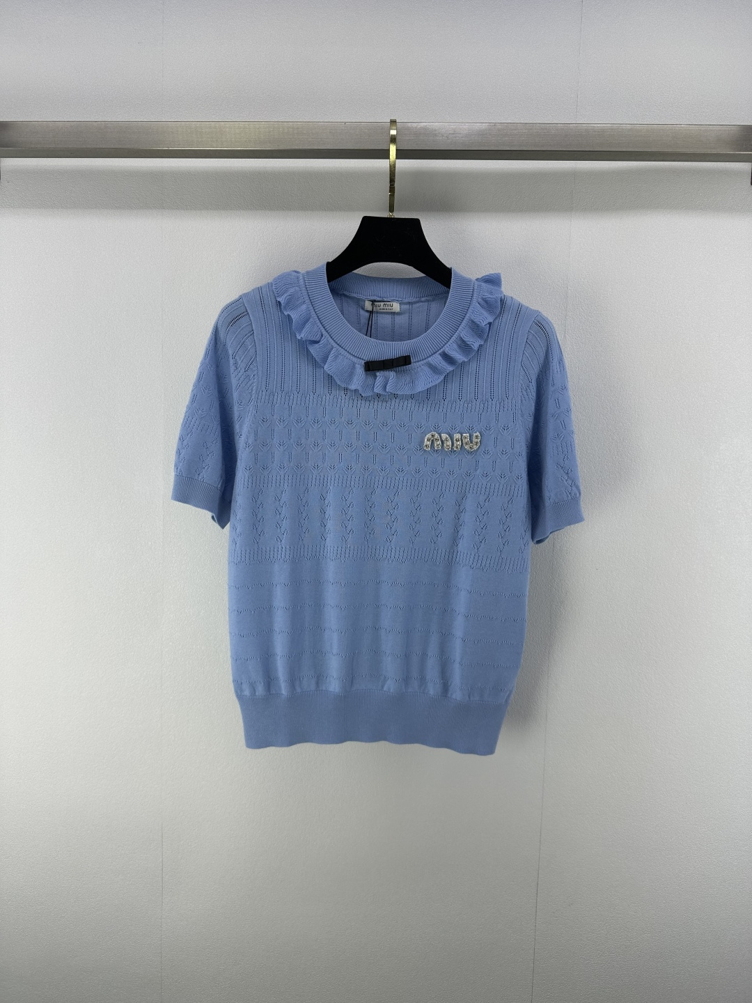 NO:430434,New details on MiuMi* 25 Spring and Summer Latest Beaded Short Sleeves!  Customized YB imported linen weaving, elastic and comfortable, breathable and easy to wear, short-sleeved tailoring, beautifying the proportion of head and shoulders, outlining the beads and edges of the clothes to form an effect, decorated with gorgeous retro style, slim fit style, highlighting the figure, fashionable and slimming, easy to control during daily travel or party!  3 color 3 code SML, miumiu, T-shirt, alexander wang19860909MiuMi*上新细节 25 春夏最新钉珠短袖！定制YB进口亚麻织造 弹力舒适 透气好穿 短袖剪裁 美化头肩比例更显瘦 衣身钉珠+荷叶边边缘勾勒组合成效果 装饰出的华丽复古风格 修身版型 突显身材 时髦显瘦 日常出行或聚会轻松驾驭！ 3色3码SML,,miumiu,T-shirt,alexander wang,Women's clothing