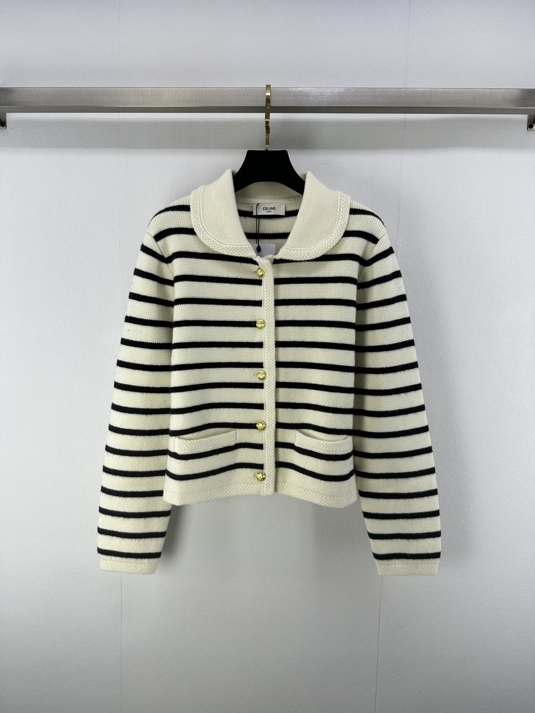 NO:430443,Celin* new details 25 Early autumn new striped lapel wool cardigan Customized wool fabric Good texture Comfortable and skin-friendly Metal buckle embellishment Full of design Details exquisite and perfect The essential artifact for trendy people to wear 2 colors and 3 sizes SML, celine, alexander wang19860909Celin*上新细节 25 早秋新款条纹翻领羊毛开衫 定制羊毛面料 质感好 舒适亲肤 金属扣点缀 设计感十足 细节精致完美 潮人穿搭必备神器 2色3码SML,,celine,alexander wang,Women's clothing