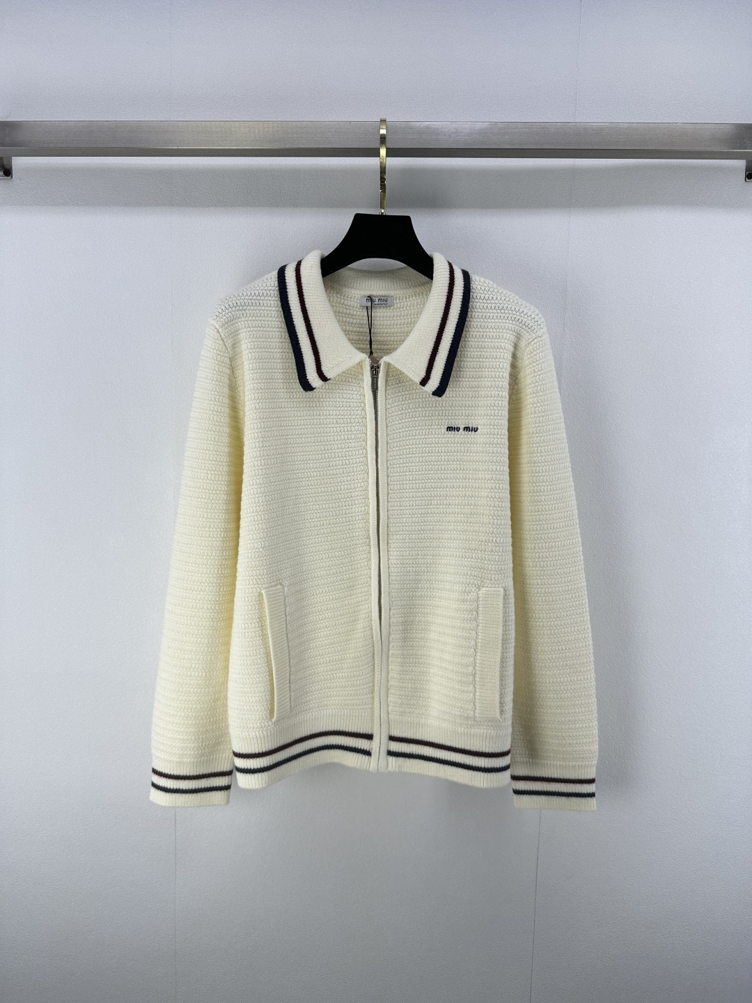 NO:430449,Miumi* new details 25 New summer striped knitted lapel cardigan custom YB wool yarn weaving texture, shiny, comfortable and breathable cardigan style The lapel neckline is appropriately exposed to the skin, beautify the proportion of the head and shoulders, and make the striped crochet texture form a layered letter logo decoration on the hem of the chest. The retro style is strong. The dark colliding between the waist forms a waist seal. The proportion is divided up and down. The slim fit style highlights the figure. Playful and age-reducing it. Easy to control it when traveling or relaxing parties. 2 colors and 3 codes SML,,miumiu,alexander wang19860909Miumi*上新细节 25 夏季新款条纹针织翻领开衫 定制YB羊毛纱线织造 质感光泽 舒适透气 开衫版型 翻领领口恰当露肤 美化头肩比例更显瘦 条纹钩针纹理形成层次感胸前下摆字母徽标装饰 复古风格强烈 腰间深色碰撞形成腰封 划分比例上下分割 修身版型突显身材 俏皮减龄显白 日常出行或轻松聚会轻松驾驭 2色3码SML,,miumiu,alexander wang,Women's clothing