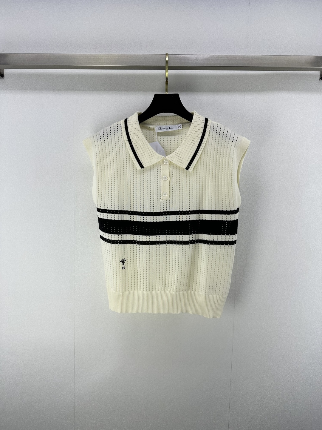 NO:430355,Dio* New Details 25 The latest hollow knitted lapel contrasting vest in summer!  Custom blended yarn weaving, high-quality texture, gloss and comfortable, knitted lapel vest top cut, all with stripes intertwined to highlight the high-end feeling of outfit, stripes outline, showing the slack tone, positioning the hem of the little bee embroidery, highlighting the light luxury and fashionable temperament!  2 colors 3 codes SML, dior, alexander wang19860909Dio* 上新细节 25 夏季最新镂空针织翻领撞色背心！定制混纺纱线织造 质感高级 光泽舒适 针织翻领背心上衣剪裁 通体利用条纹交织 凸显穿搭高级感 条纹勾勒 尽显松弛调性 衣摆定位小蜜蜂刺绣 凸显轻奢时髦气质！ 2色3码SML,,dior,alexander wang,Women's clothing