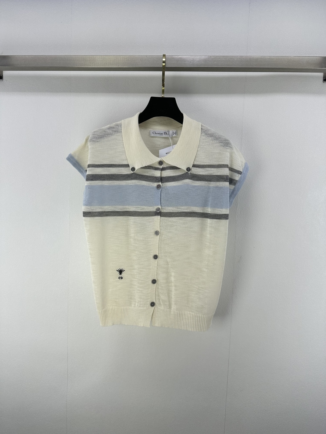 NO:430362,New details on Dio* 25 New summer Polo neck vest fabric texture Knitted fabric light and breathable with soft texture Dio classic bee + 'CD' embroidery on the chest Low-key highlights the brand identity Full of exquisiteness Button details The buttons are neatly arranged in line with the overall style Improve quality Simple yet design-free and easy to create a refined atmosphere ~ 3 colors and 3 codes SML, dior, dior, alexander wang19860909Dio*上新细节 25 夏季新款Polo领背心面料质感 针织面料轻薄透气 自带柔和纹理 胸口有迪奥经典小蜜蜂+“CD”刺绣 低调彰显品牌身份 精致感拉满 纽扣细节 纽扣排列整齐 与整体风格呼应 提升品质感 简约又不失设计巧思轻松打造精致氛围感穿搭~ 3色3码SML,,dior,dior,alexander wang,Women's clothing