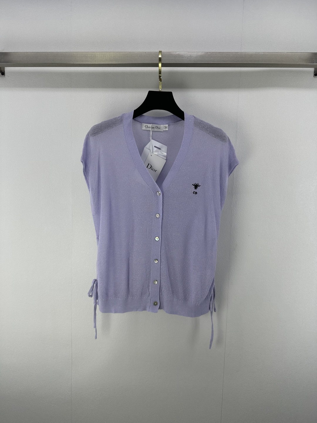 NO:430366,Dio* new details 25 New summer hollow v-neck short sleeves Customized YB blended yarn weaving Comfortable texture Hollow breathable Knitted vest top cut The whole body is intertwined with hollow crochet texture Iconic brand Bee embroidery The waist side drawstring design highlights the high-end feeling of the outfit The neckline cuffs and hem are threaded lace, elastic and tighter, more refined, slim outfit, loose fit, full of relaxation and tone, highlighting the light luxury and fashionable temperament, single wear and layering, all seasons fashionable outfit 3 colors and 3 sizes SML,,dior,T-shirt,alexander wang19860909Dio*上新细节 25 夏季新款镂空v领短袖 定制YB混纺纱线织造 质感舒适 镂空透气 针织背心上衣剪裁 通体利用镂空钩针肌理交织 标志性品牌小蜜蜂刺绣 腰侧抽绳设计凸显穿搭高级感 领口袖口和下摆采用螺纹花边 弹性松紧更显精致 穿搭显瘦 版型宽松包容身材 尽显松弛调性 凸显轻奢时髦气质 单穿叠穿均可 四季时尚穿搭 3色3码SML,,dior,T-shirt,alexander wang,Women's clothing