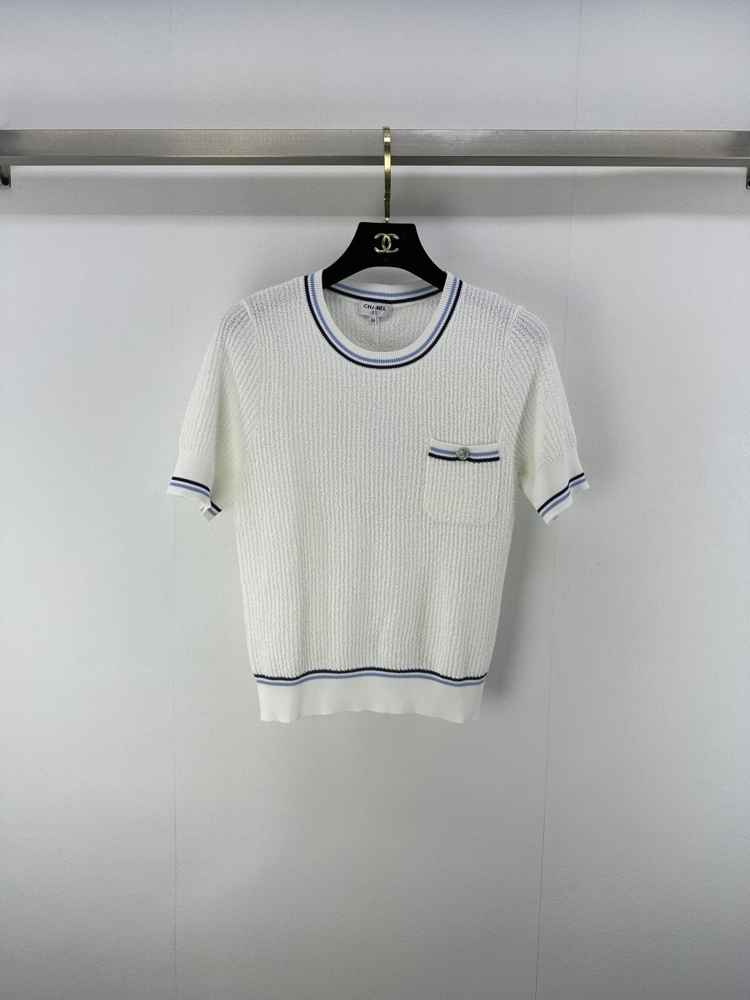 NO:430370,Chane* new details 25 Summer new knitted round neck pocket short-sleeved fabric texture, three-dimensional and plump, with a delicate atmosphere, soft and crisp skin, contrasting colors are elegant, simple and expensive, small pockets on the chest embellish the brand's iconic metal, easy to grasp the French exquisiteness, blending classic and fashionable is a low-key noble~ 2 colors 3 SML, chanel, T-shirt, alexander wang19860909Chane*上新细节 25 夏季新款针织圆领口袋短袖面料肌理感 立体饱满 自带精致氛围 贴肤柔软又有挺括度 撞色优雅简约又显贵 胸前小口袋点缀品牌标志性金属 轻松拿捏法式精致感 把经典与时髦融合穿上就是低调的贵气~ 2色3码SML,,chanel,T-shirt,alexander wang,Women's clothing