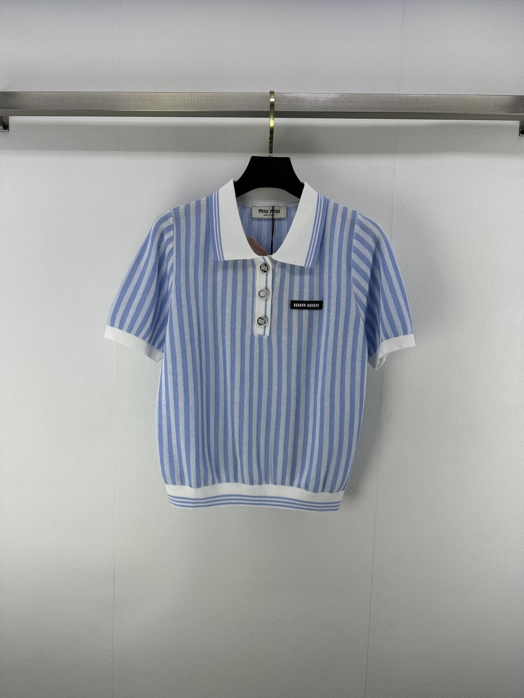 NO:430374,Miumi* new details 25 Summer new products vertical striped knitted lapel short sleeves Customized YB knitted material High-quality texture Prepare vertical pit strips tightly woven elastic cuff shoulders decently tailored lapel stripes Classic retro chest letter logo embellishment Simple and fashionable casual commuting all 3 colors 3 codes SML, miumiu, T-shirt, alexander wang19860909Miumi*上新细节 25 夏季新品竖条纹针织翻领短袖 定制YB针织材质 质感高级 成衣竖坑条密织 弹力十足 袖口肩部剪裁得体 翻领条纹 经典复古 胸口字母徽标点缀 简约时尚 休闲通勤都 3色3码SML,,miumiu,T-shirt,alexander wang,Women's clothing
