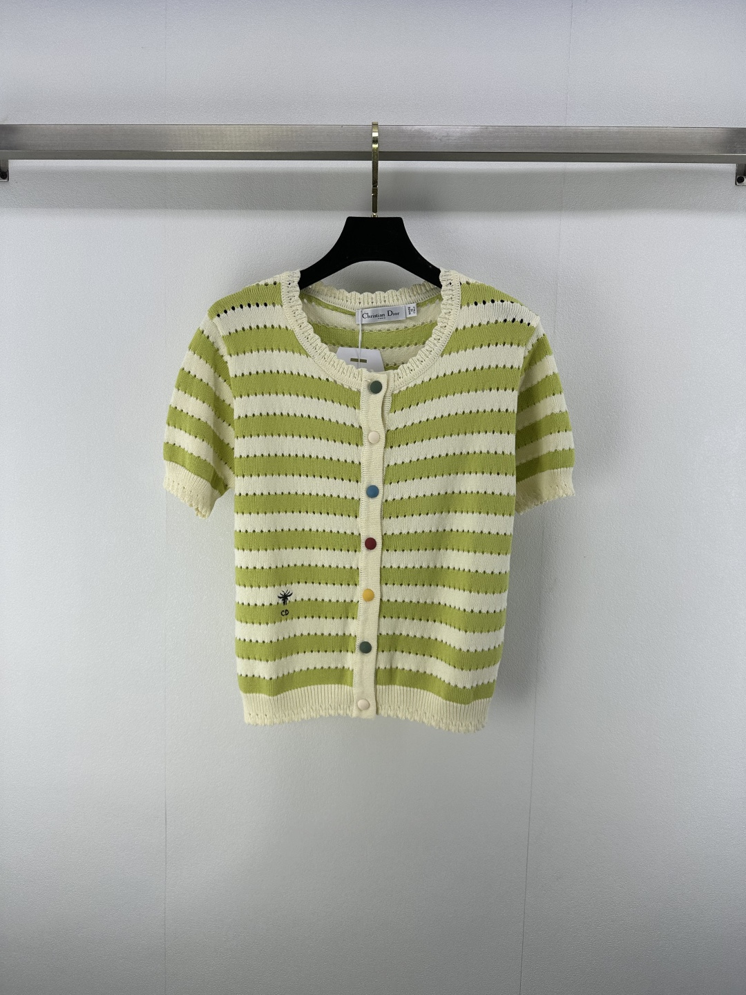 NO:430378,Dio* New Details 25 New summer round-neck striped cardigan short sleeves exquisite hollow weaving exquisite macaron color buttons are an ingenious artistic expression. Make clothes lively and vivid in light of the simple design, breaking the monotony, lighting up the overall shape logo logo logo is a symbol of quality and style 2 colors 3 codes SML, dior, T-shirt, alexander wang19860909Dio*上新 细节 25 夏季新款圆领条纹开衫短袖 精致镂空编织 精致马卡龙配色纽扣 是匠心独运的艺术表达 让衣物在光影间灵动生姿 为简约设计注入活力 打破单调 点亮整体造型徽标logo标识低调而醒目 是品质与格调的象征 2色3码SML,,dior,T-shirt,alexander wang,Women's clothing