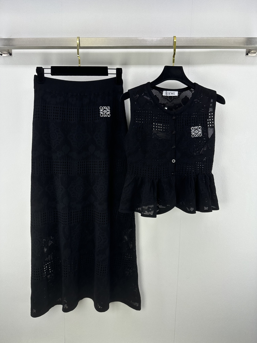 NO:430416,Loew* new details 25 New summer French retro vacation style suit Round neck cardigan lace vest + textured long skirt Set with a sense of atmosphere Classic black and white tone Full of high-end feeling Gentle and romantic Simple sleeveless top style Hem texture embellishment One set of upper body has an old-fashioned style The upper body looks really good 2 colors 3 SML, loewe, skirts, alexander wang19860909Loew*上新细节 25 夏季新款法式复古度假风套装 圆领开衫花边背心+纹理长裙 自带氛围感的套装 经典黑白基调 高级感满满 温柔浪漫 简洁的无袖上衣款式 下摆纹理点缀 一套上身有种老钱风感觉 一套上身是真的好好看 2色3码SML,,loewe,skirts,alexander wang,Women's clothing