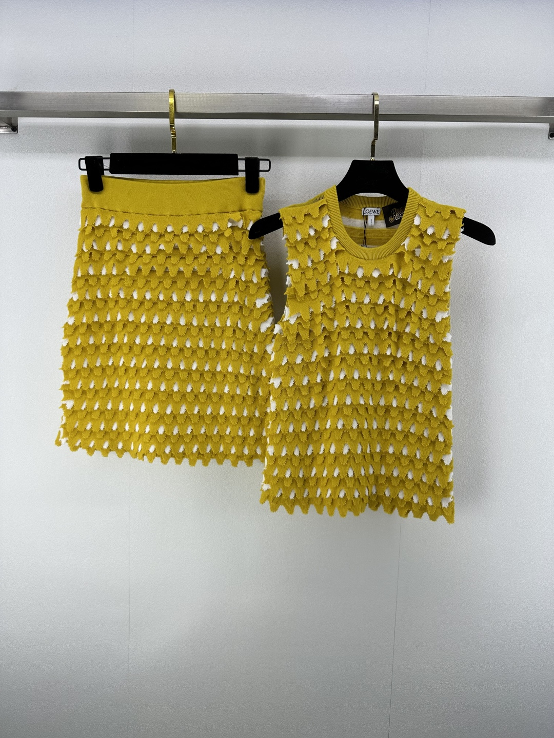 NO:430439,Loew* New details 25 Spring and summer new fan-shaped knitted sleeveless top skirt suit Celebrity same style vacation series, French retro hollow crochet suit skirt, German imported machine wool hanging craft layered edges, hot summer essential items!  1 color 3 code SML, loewe, skirts, alexander wang19860909Loew*上新细节 25 春夏新款扇形针织无袖上衣半裙套装 明星同款度假系列,法式复古镂空钩织套装裙,德国进口机挂毛工艺层次边,热辣夏天必备单品！ 1色3码SML,,loewe,skirts,alexander wang,Women's clothing